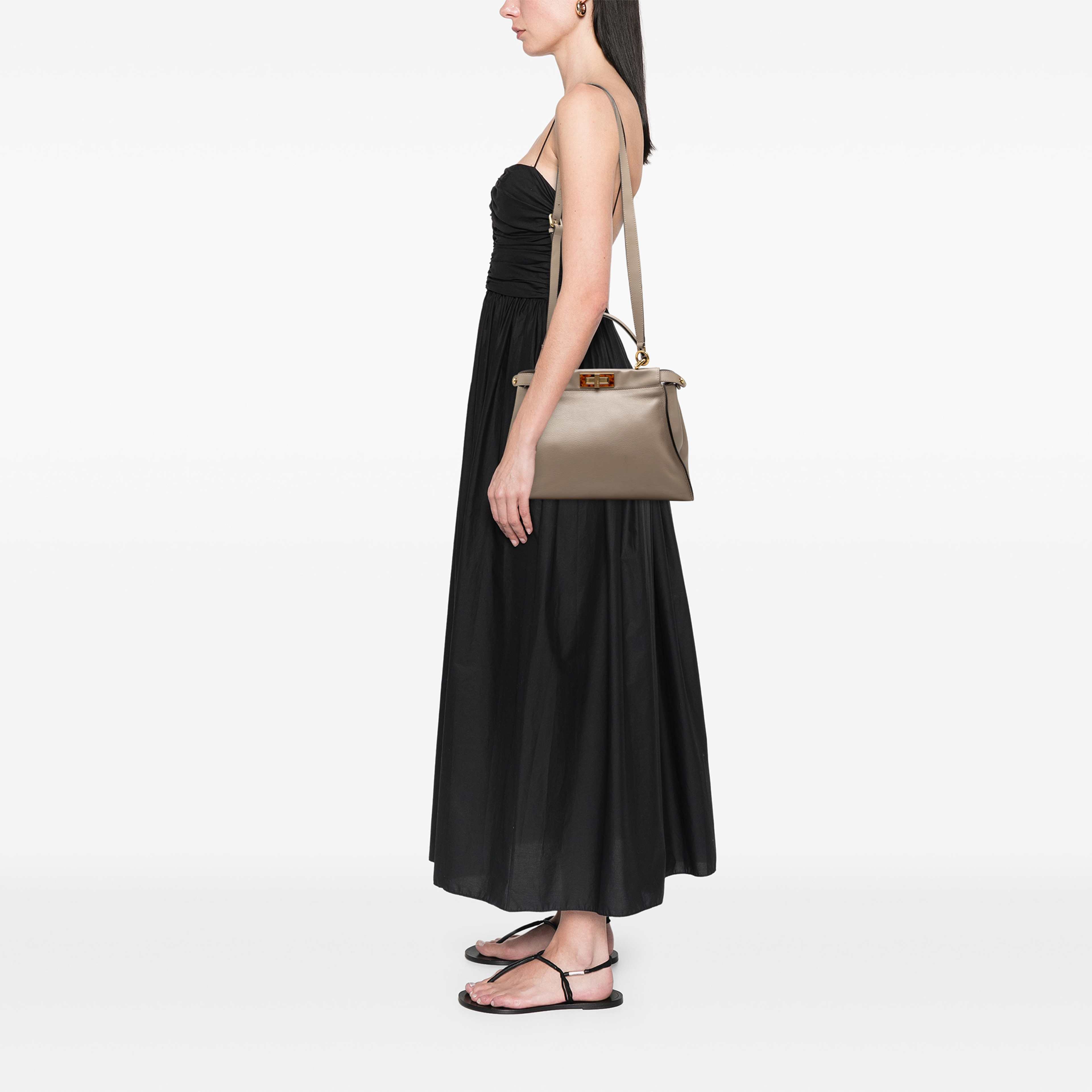 Fendi Medium Leather Peekaboo Iconic Satchel, från Luxclusif, i färgen brun. Klicka för att öppna bilden i stort format