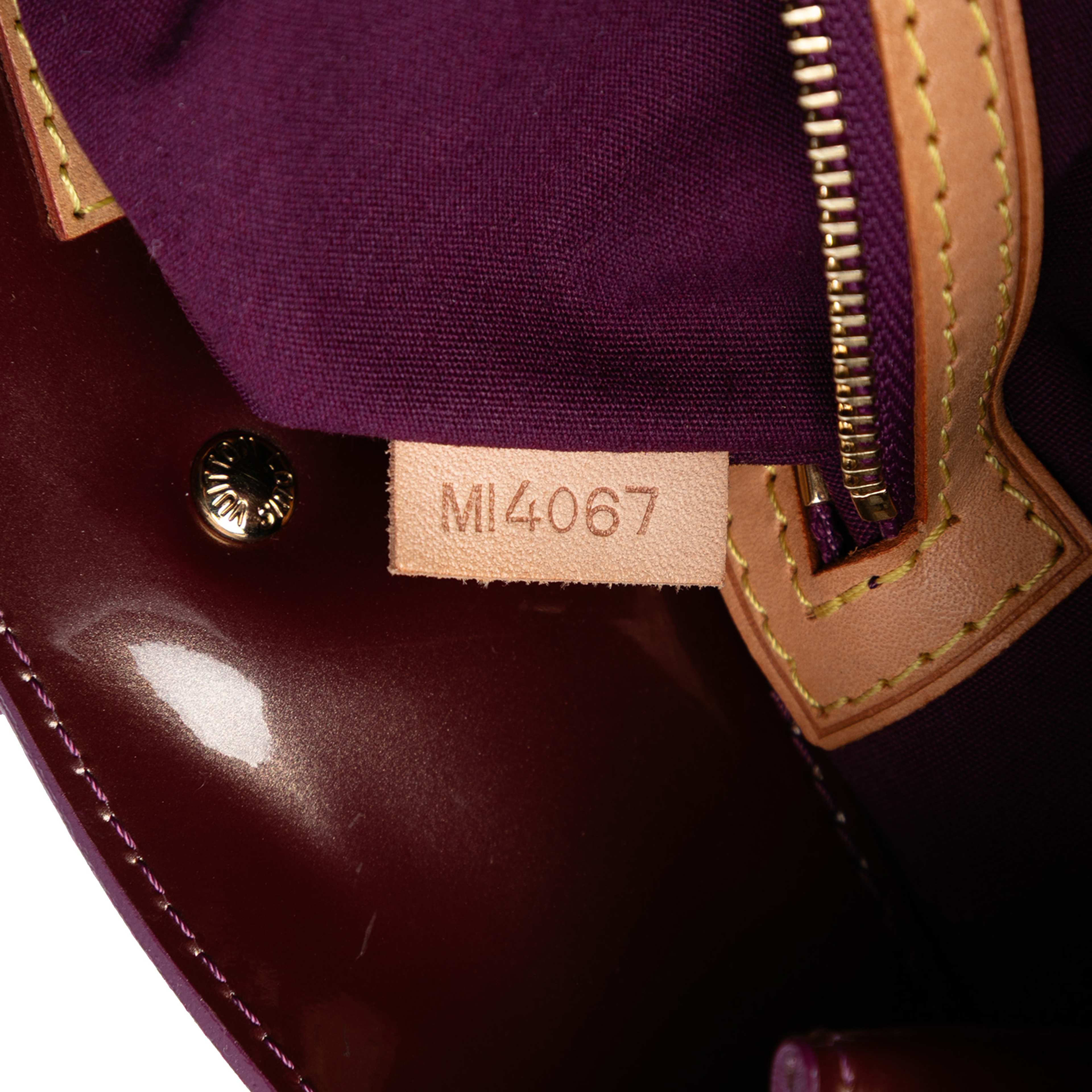 Louis Vuitton Monogram Vernis Reade Pm, från Luxclusif, i färgen purple. Klicka för att öppna bilden i stort format