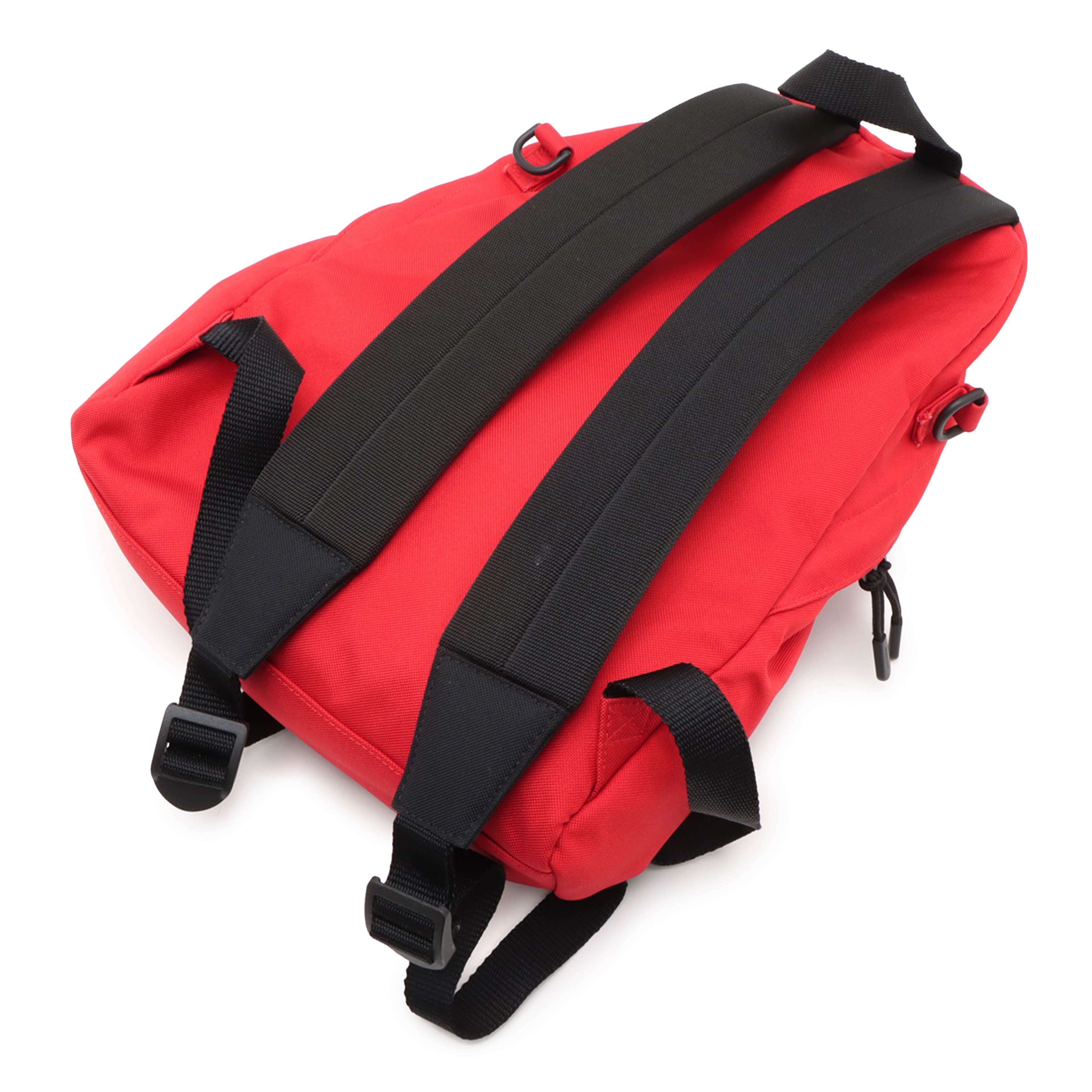 Balenciaga Nylon Sport Crossbody Backpack, från Luxclusif, i färgen röd. Klicka för att öppna bilden i stort format