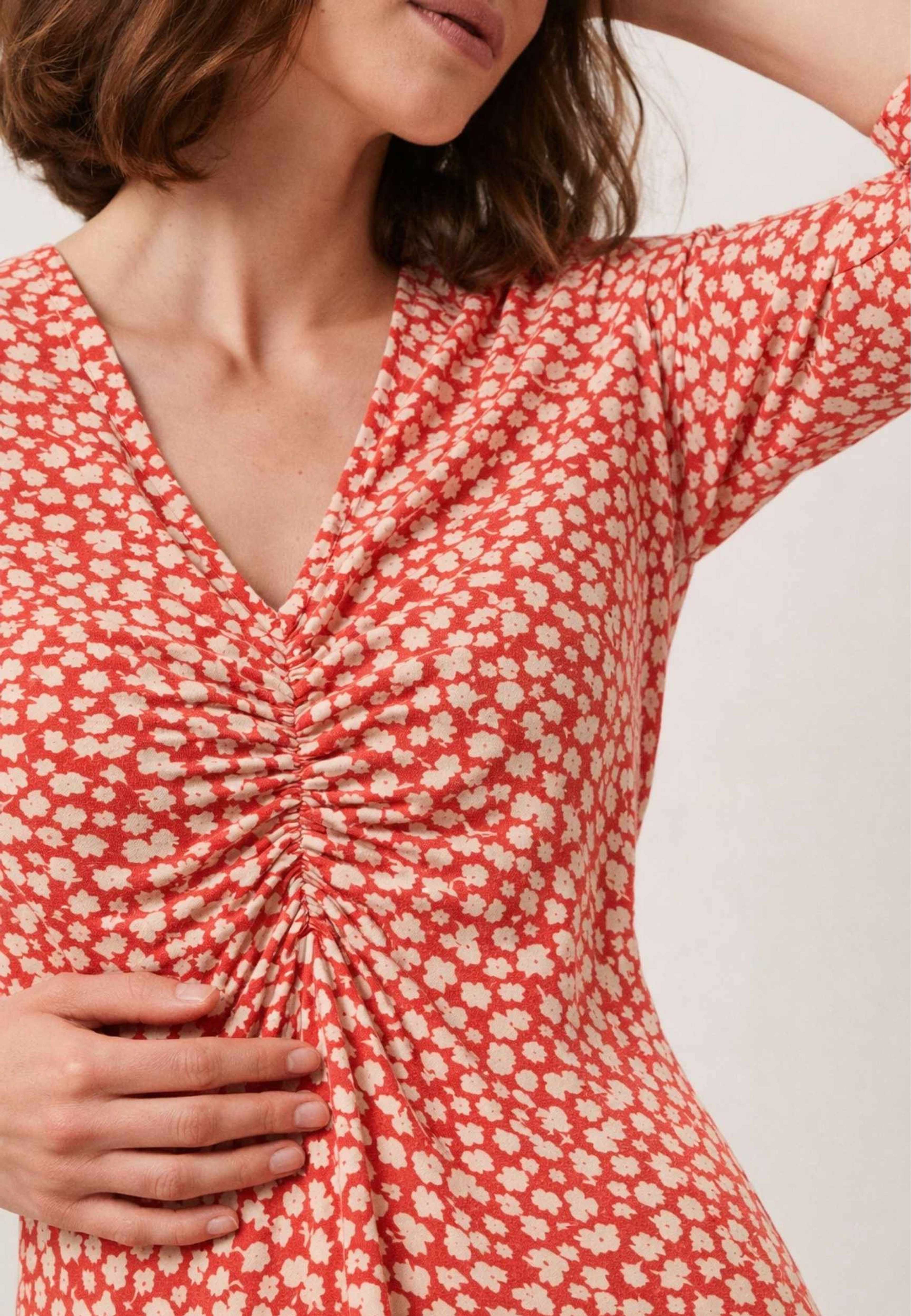 Noelle Dress, från Jumperfabriken, i färgen red. Klicka för att öppna bilden i stort format