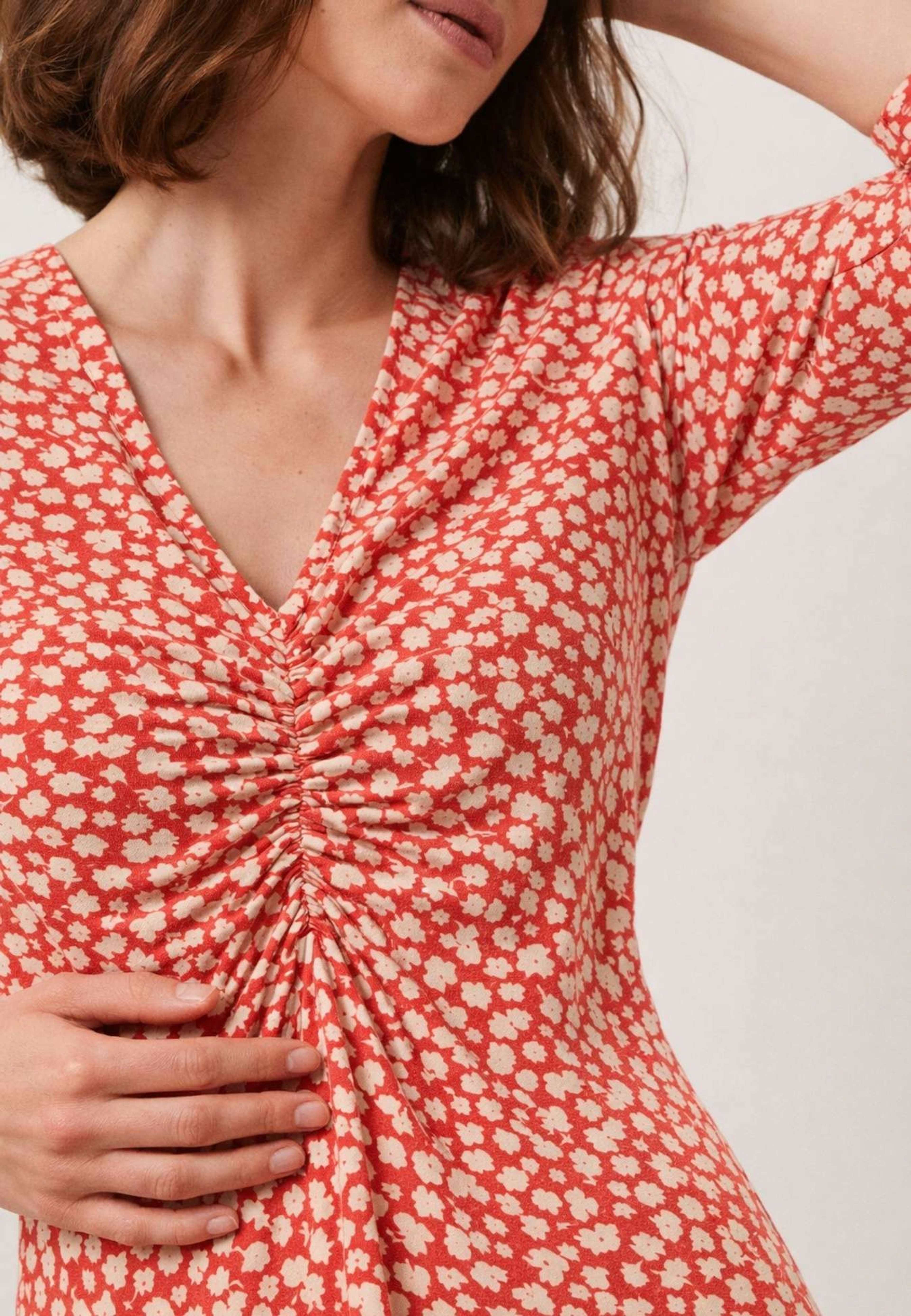 Noelle Dress, från Jumperfabriken, i färgen red. Klicka för att öppna bilden i stort format