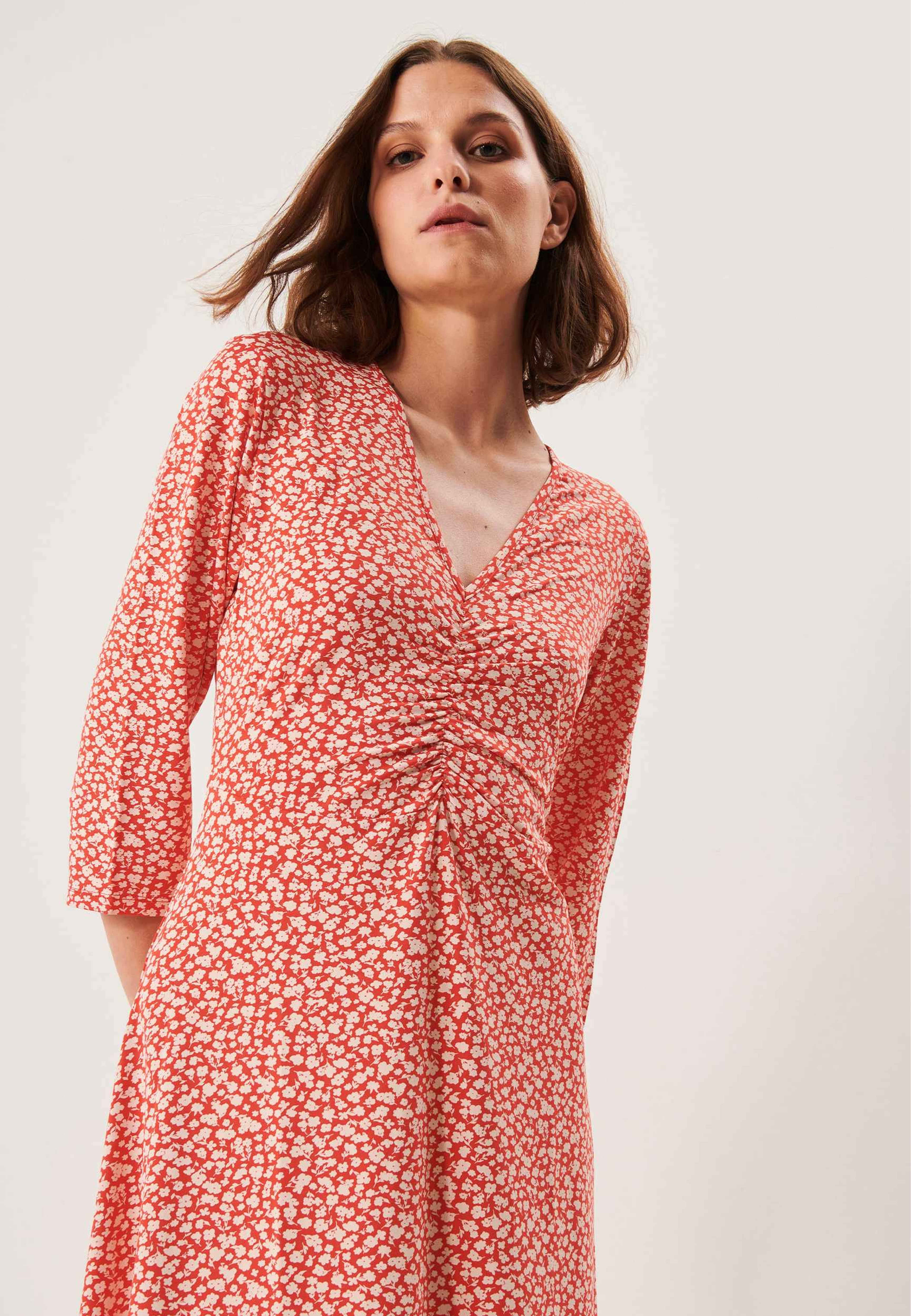 Noelle Dress, från Jumperfabriken, i färgen red. Klicka för att öppna bilden i stort format