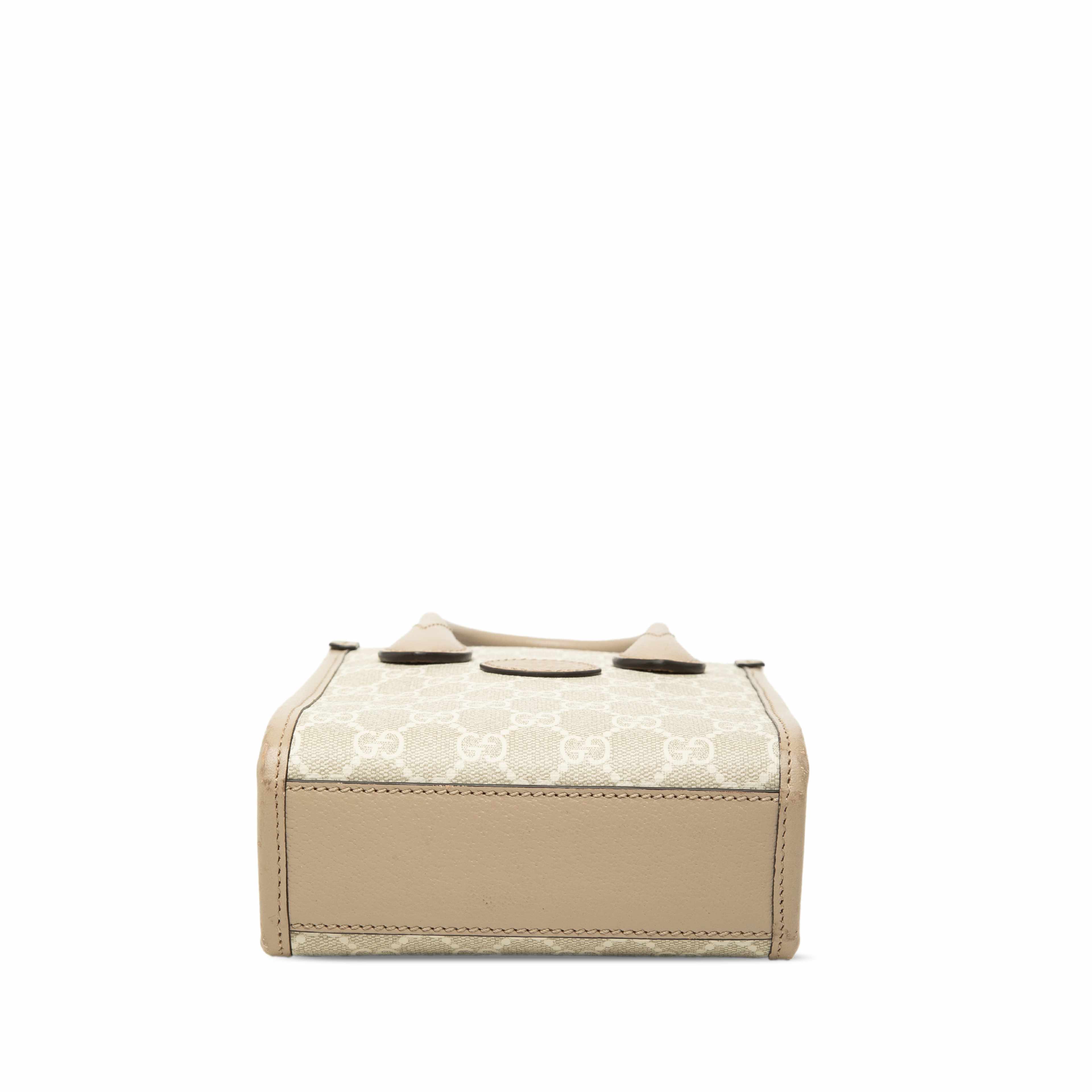 Gucci Mini Gg Supreme Interlocking G Satchel, från Luxclusif, i färgen beige. Klicka för att öppna bilden i stort format
