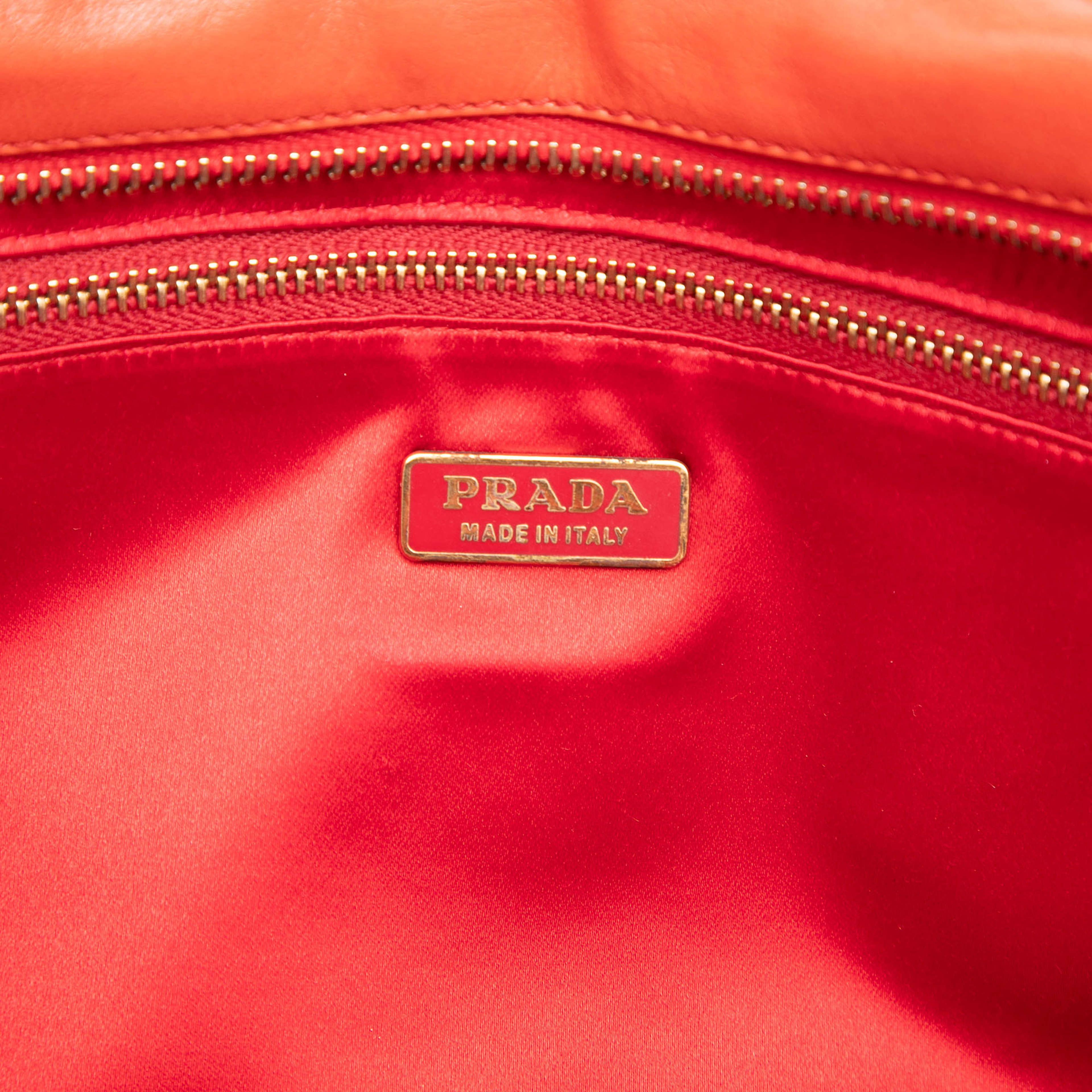 Prada Woven Goatskin Madras Bauletto Handbag, från Luxclusif, i färgen vit. Klicka för att öppna bilden i stort format