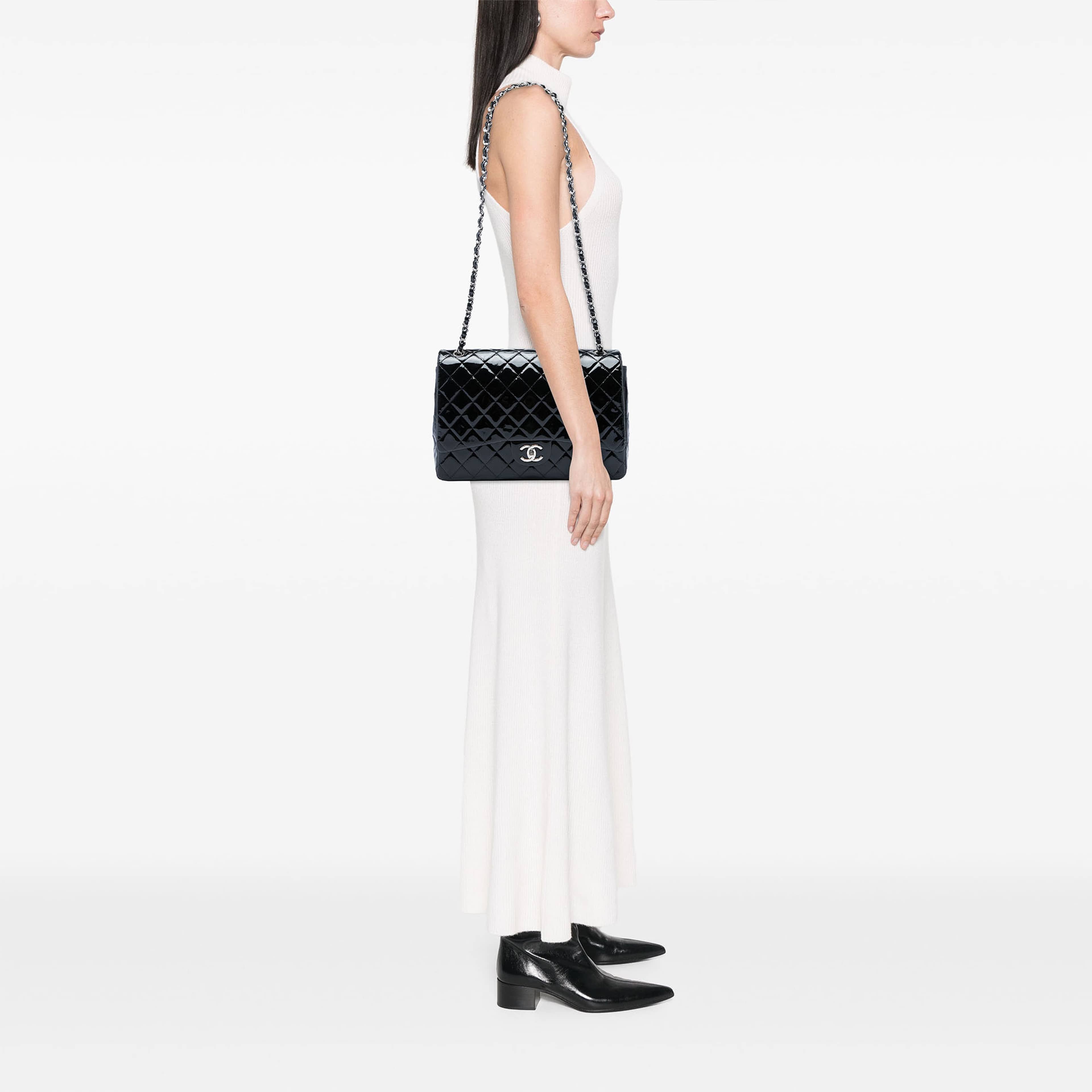 Chanel Maxi Classic Patent Double Flap, från Luxclusif, i färgen svart. Klicka för att öppna bilden i stort format