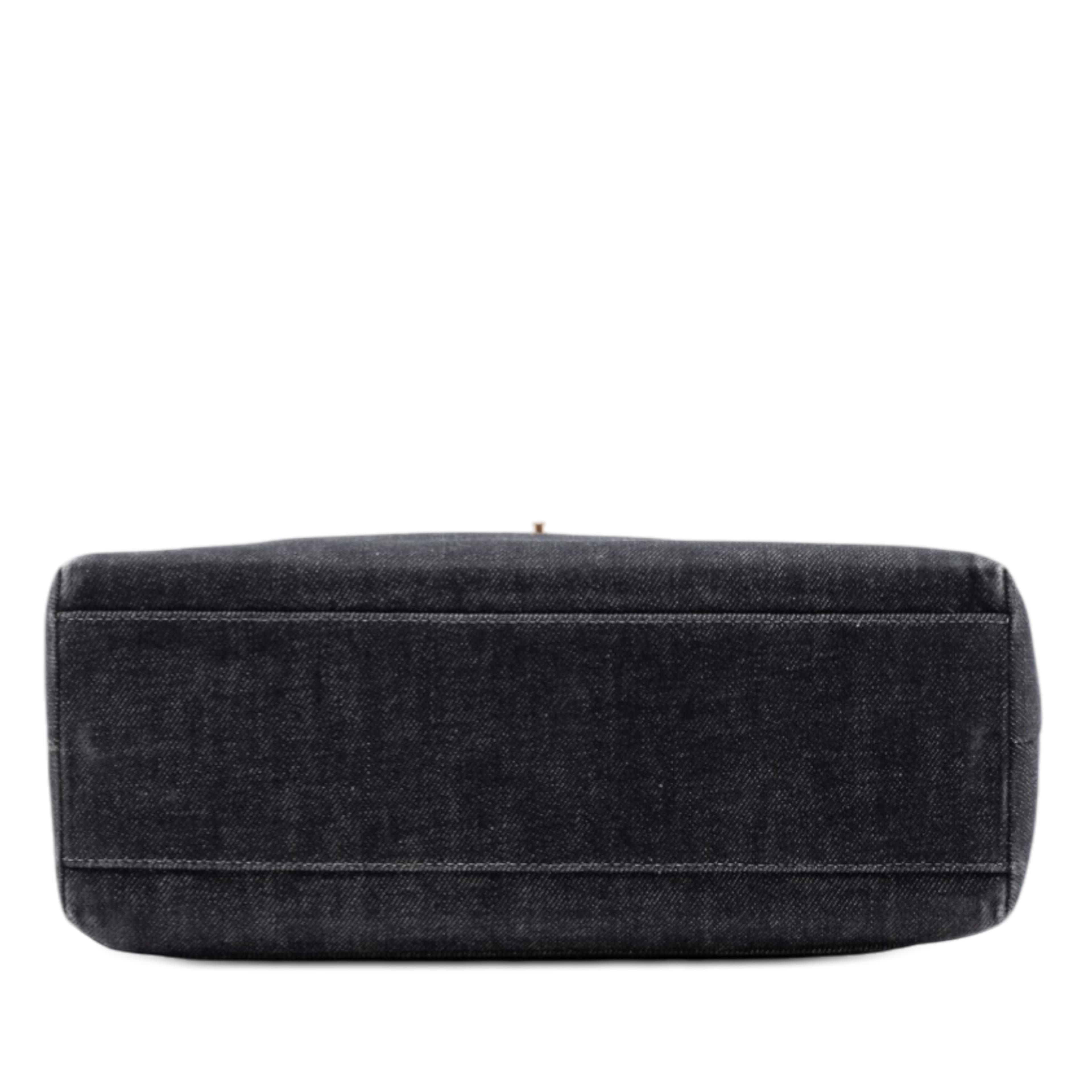 Chanel Cc Denim Kelly Top Handle Bag, från Luxclusif, i färgen black. Klicka för att öppna bilden i stort format