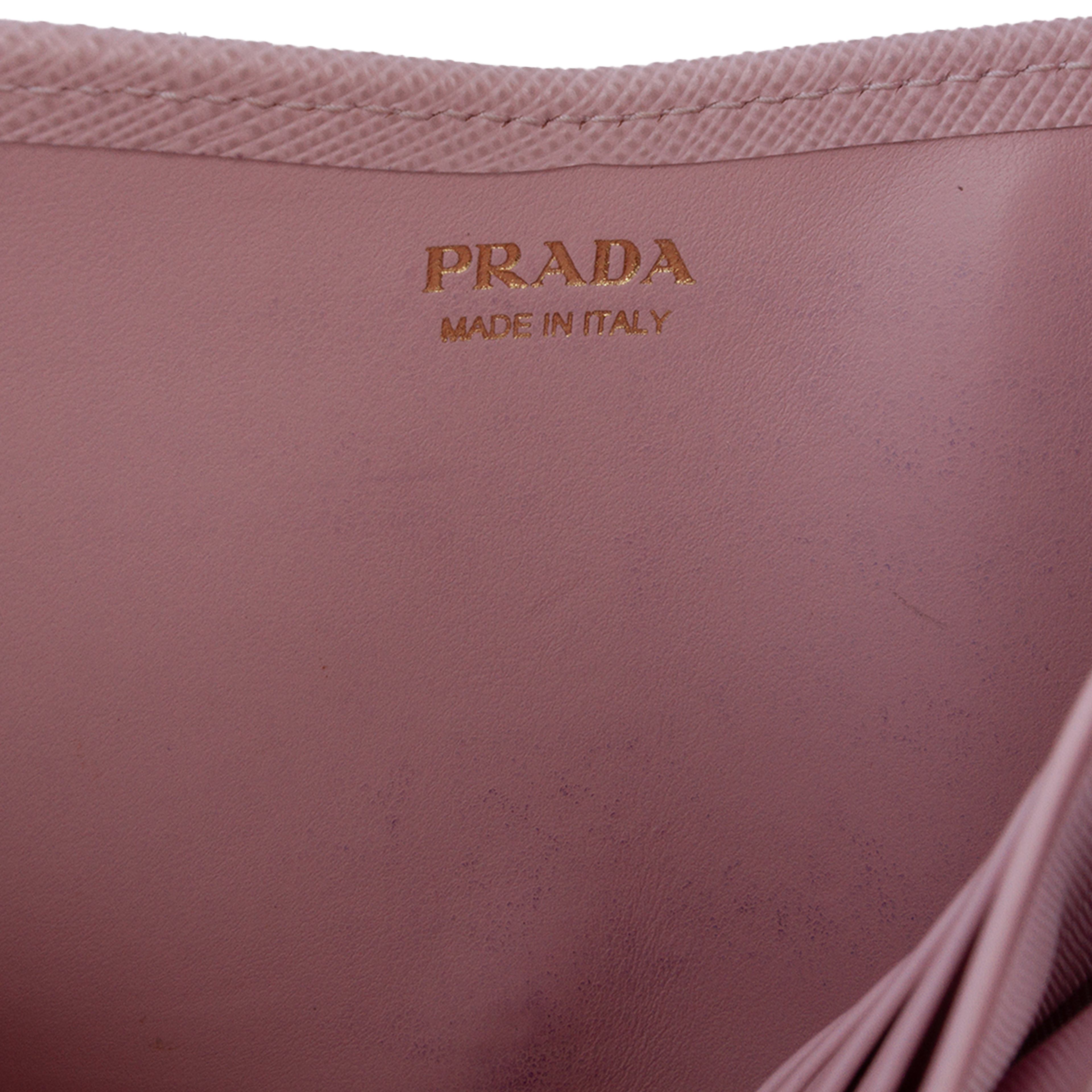 Prada Saffiano Envelope Chain Clutch, från Luxclusif, i färgen rosa. Klicka för att öppna bilden i stort format
