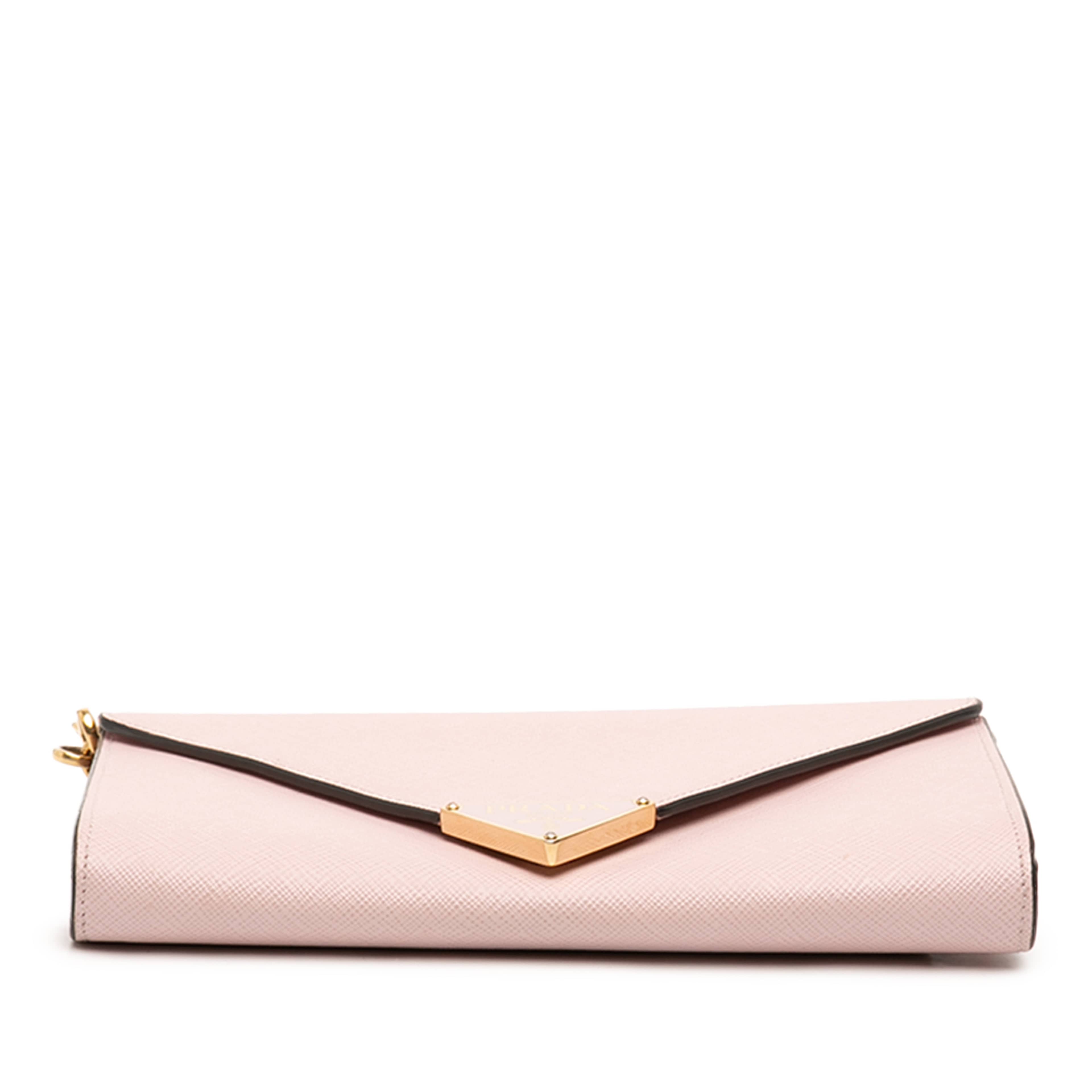 Prada Saffiano Envelope Chain Clutch, från Luxclusif, i färgen rosa. Klicka för att öppna bilden i stort format
