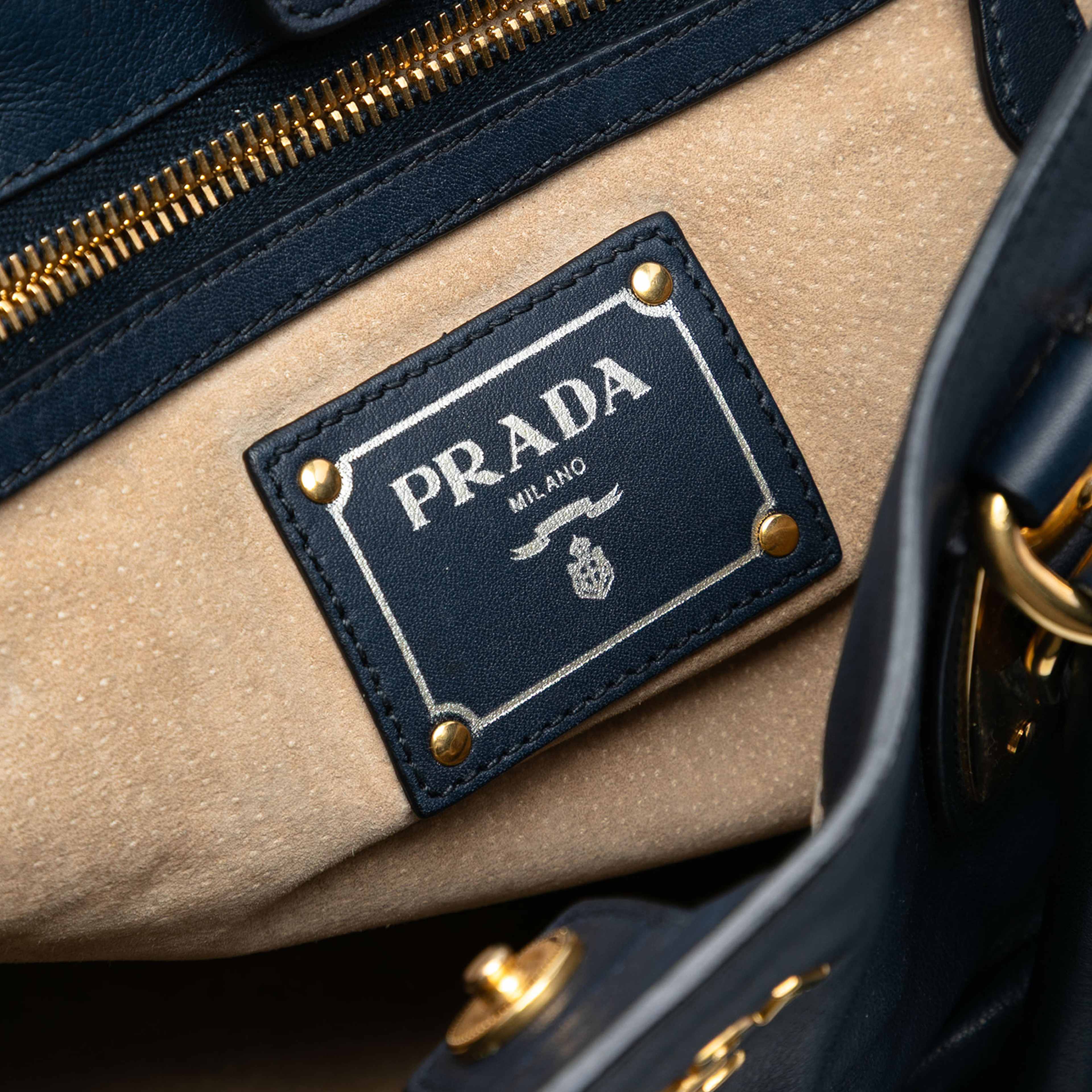 Prada Soft Calfskin Open Convertible Shopping Tote, från Luxclusif, i färgen blå. Klicka för att öppna bilden i stort format