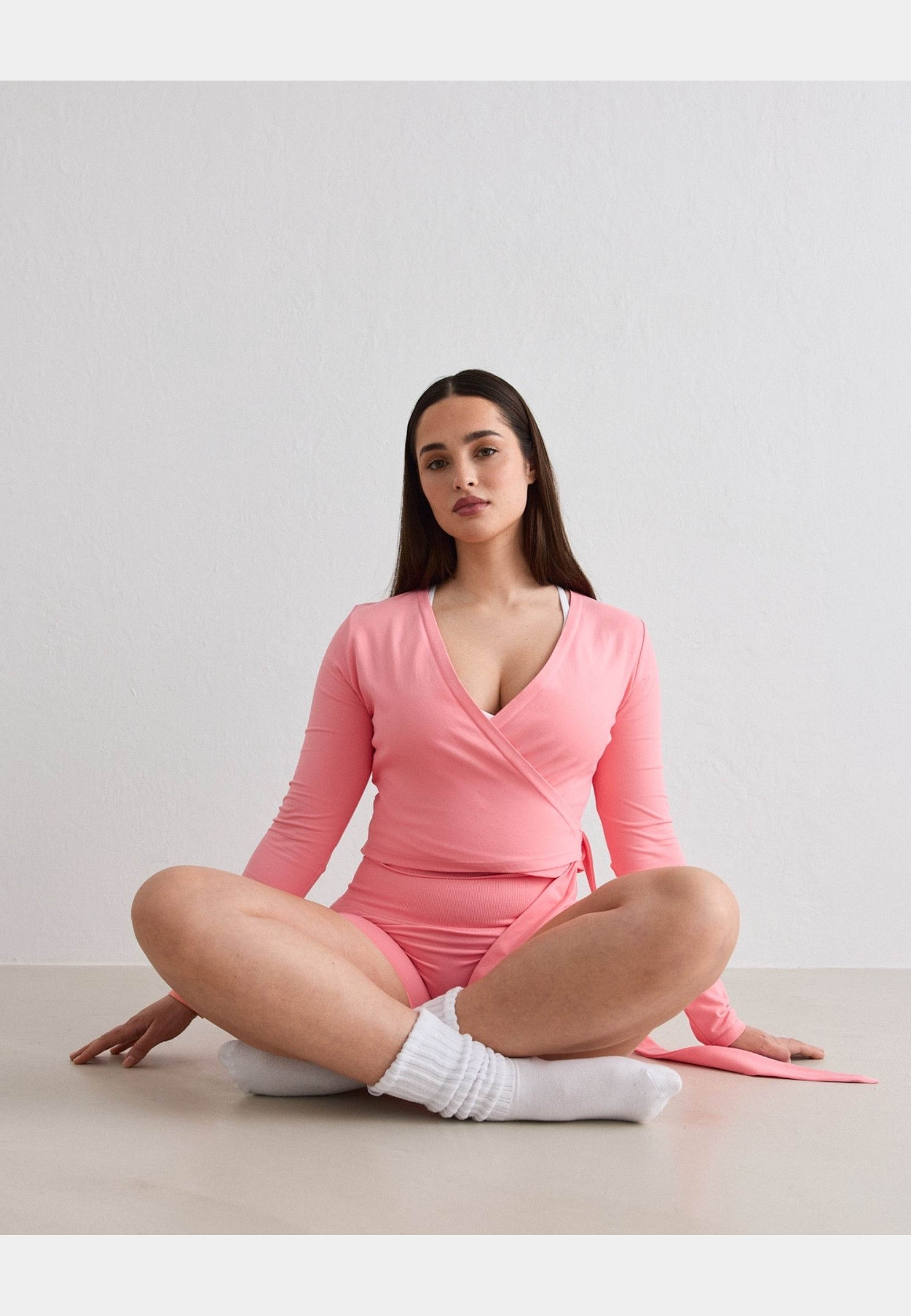 Shape Seamless Wrap Long Sleeve, från aim'n, i färgen blush. Klicka för att öppna bilden i stort format