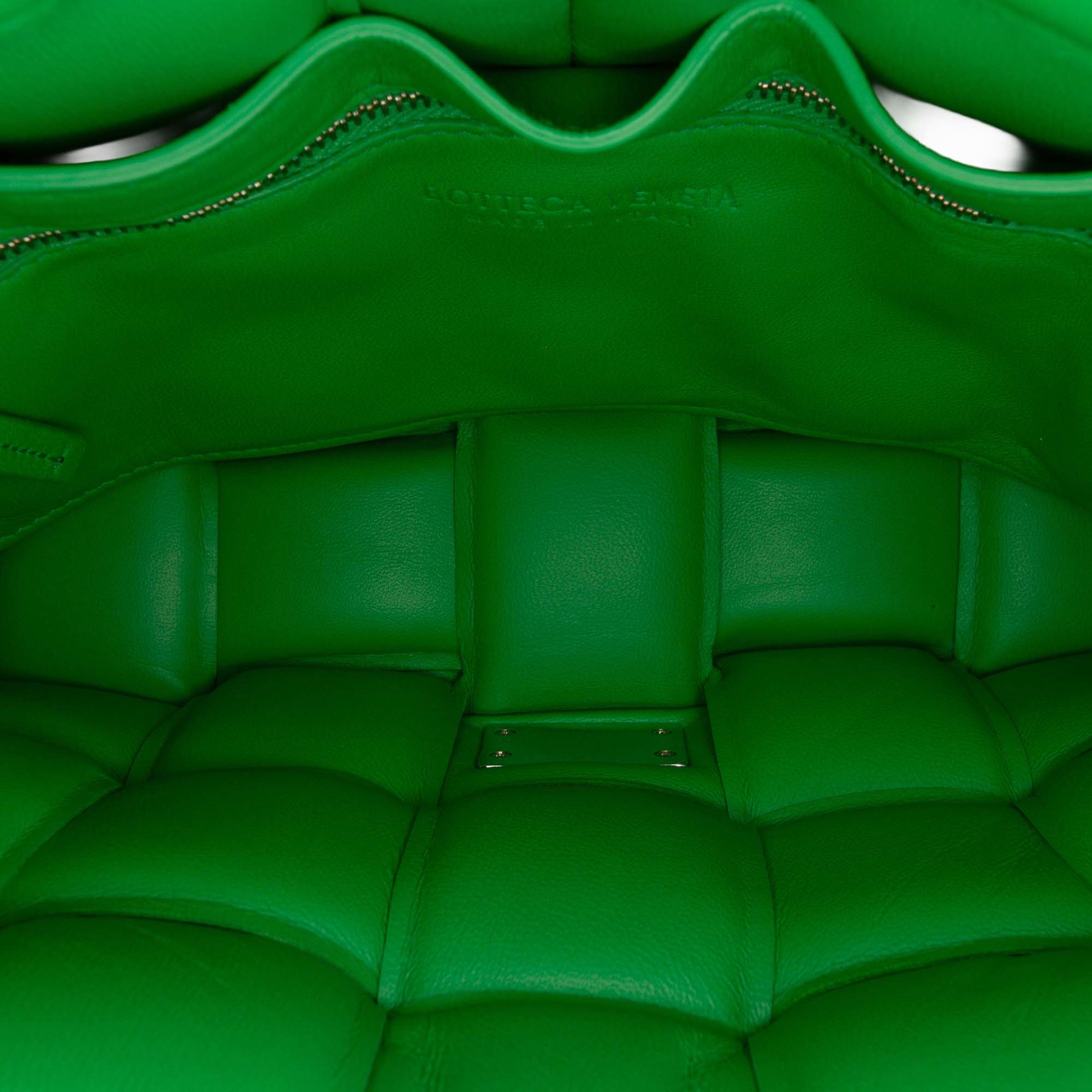 Bottega Veneta Nappa Intrecciato Padded Cassette Crossbody, från Luxclusif, i färgen green. Klicka för att öppna bilden i stort format