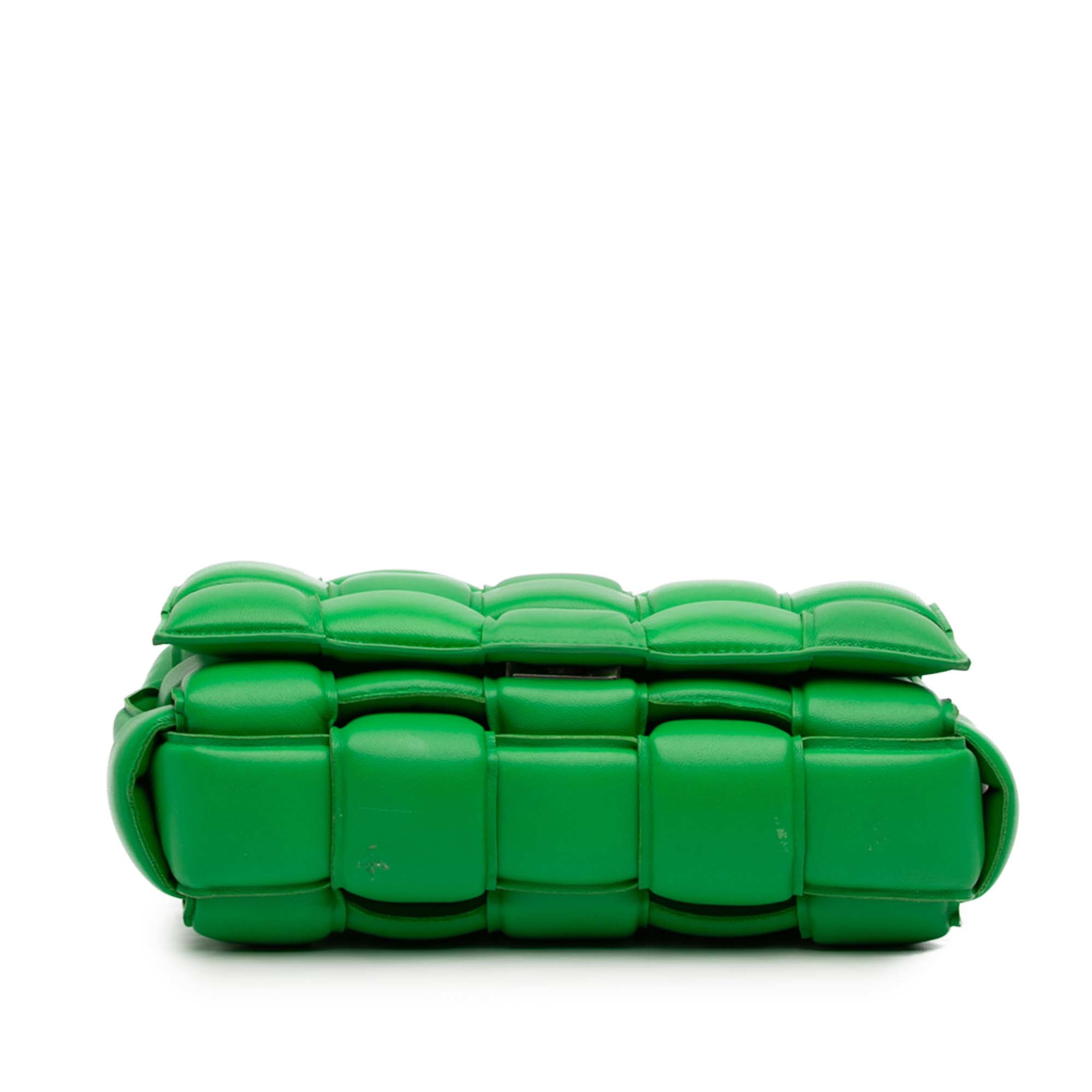 Bottega Veneta Nappa Intrecciato Padded Cassette Crossbody, från Luxclusif, i färgen green. Klicka för att öppna bilden i stort format