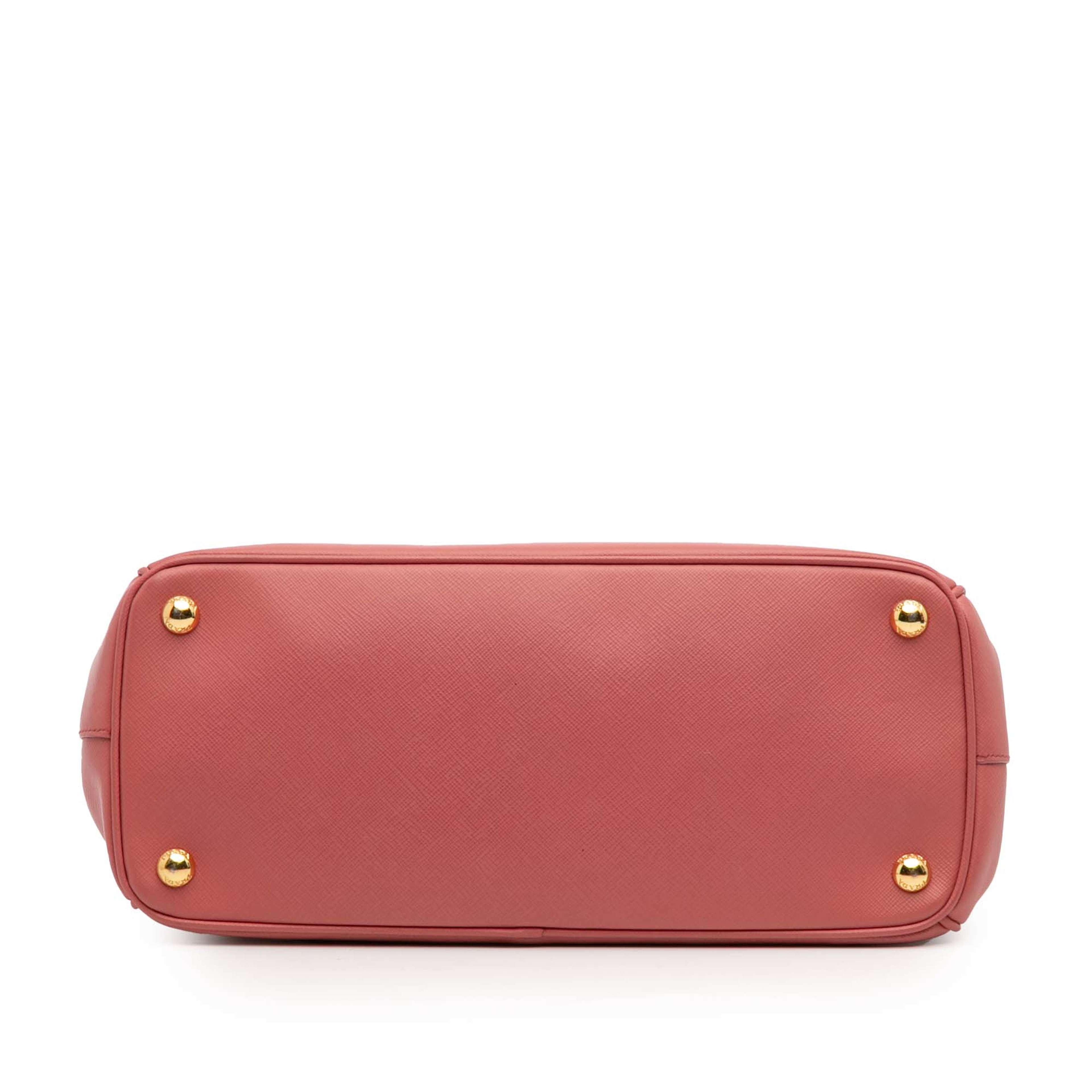 Prada Small Saffiano Lux Galleria Double Zip Satchel, från Luxclusif, i färgen blush. Klicka för att öppna bilden i stort format