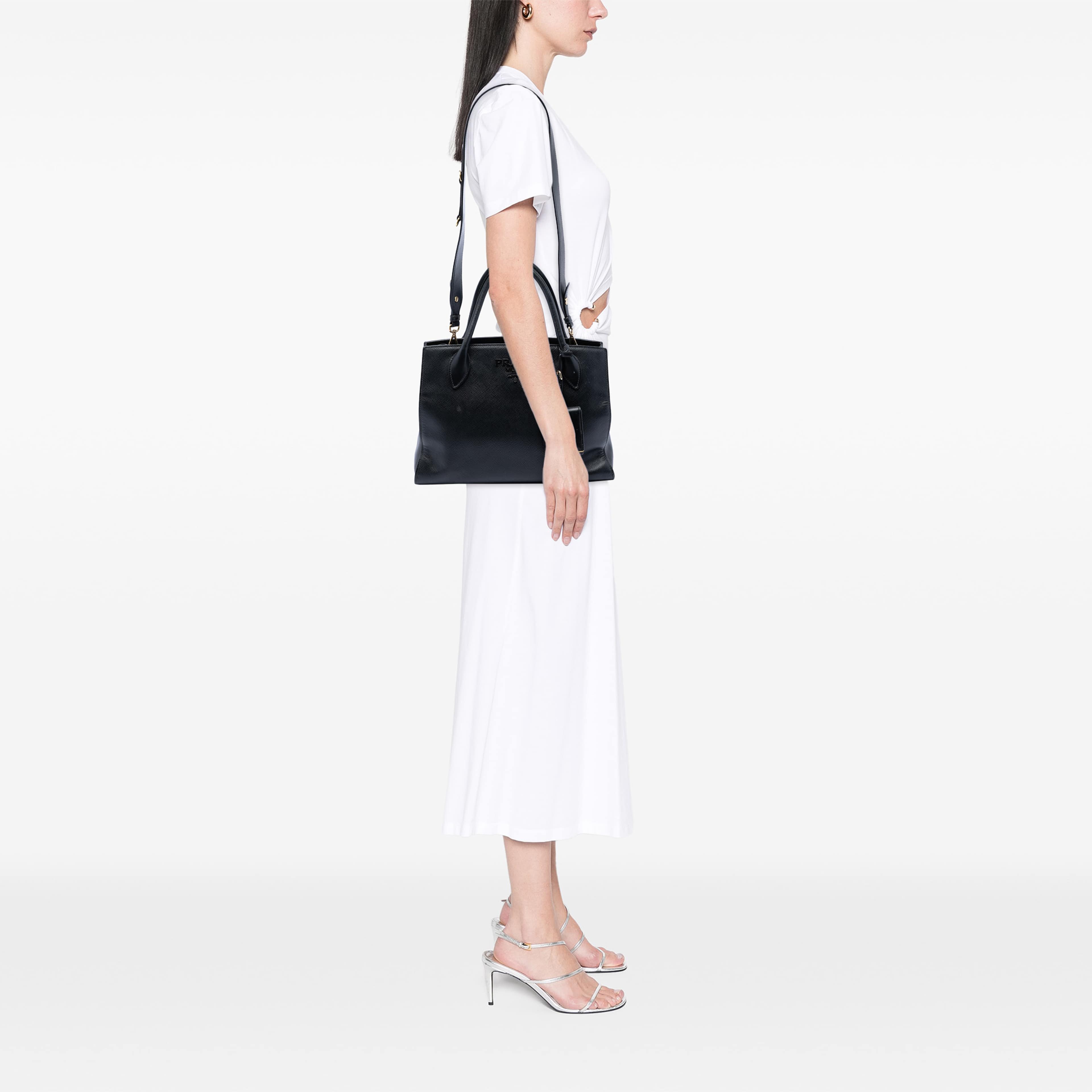 Prada Saffiano Cuir Monochrome Satchel, från Luxclusif, i färgen svart. Klicka för att öppna bilden i stort format