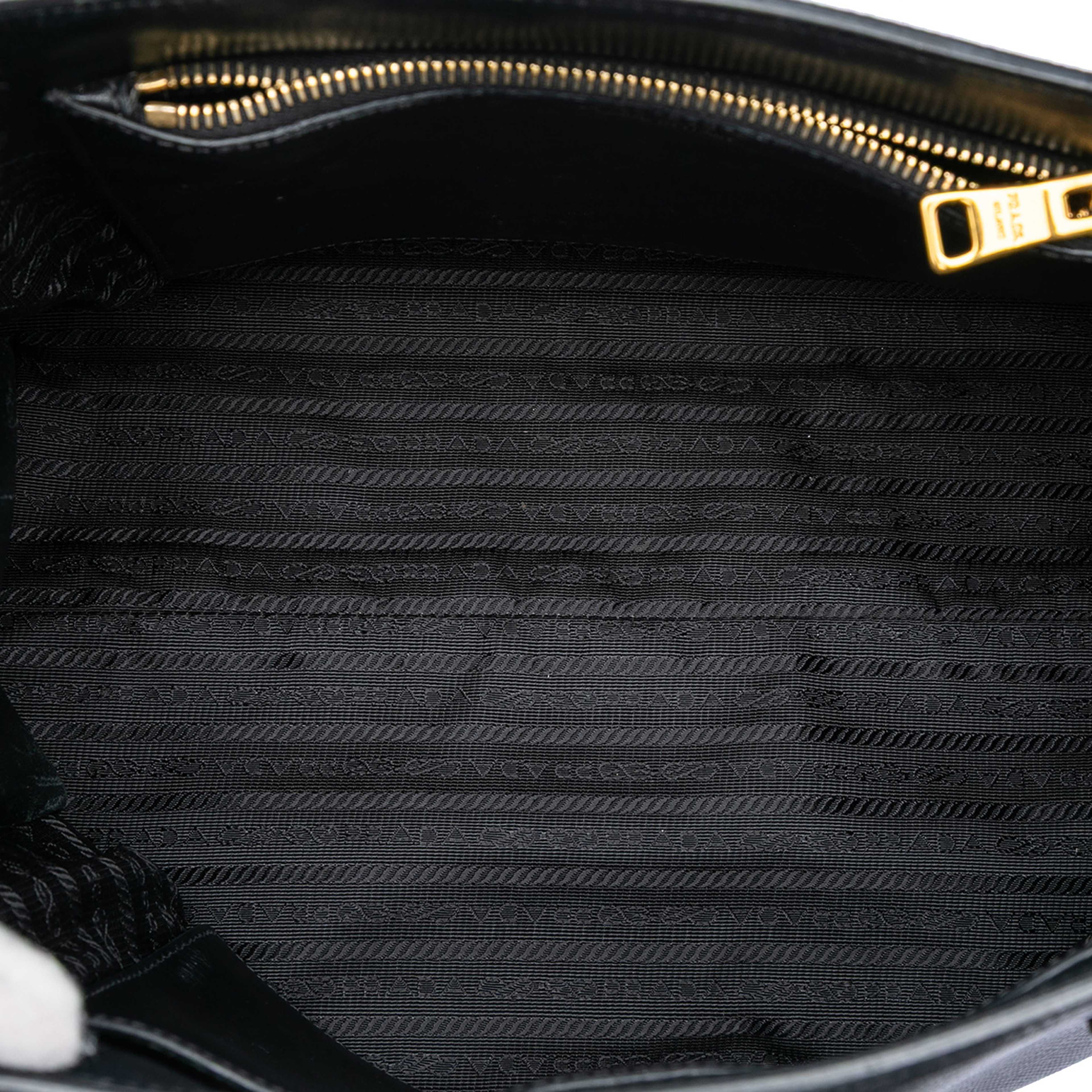 Prada Saffiano Cuir Monochrome Satchel, från Luxclusif, i färgen black. Klicka för att öppna bilden i stort format