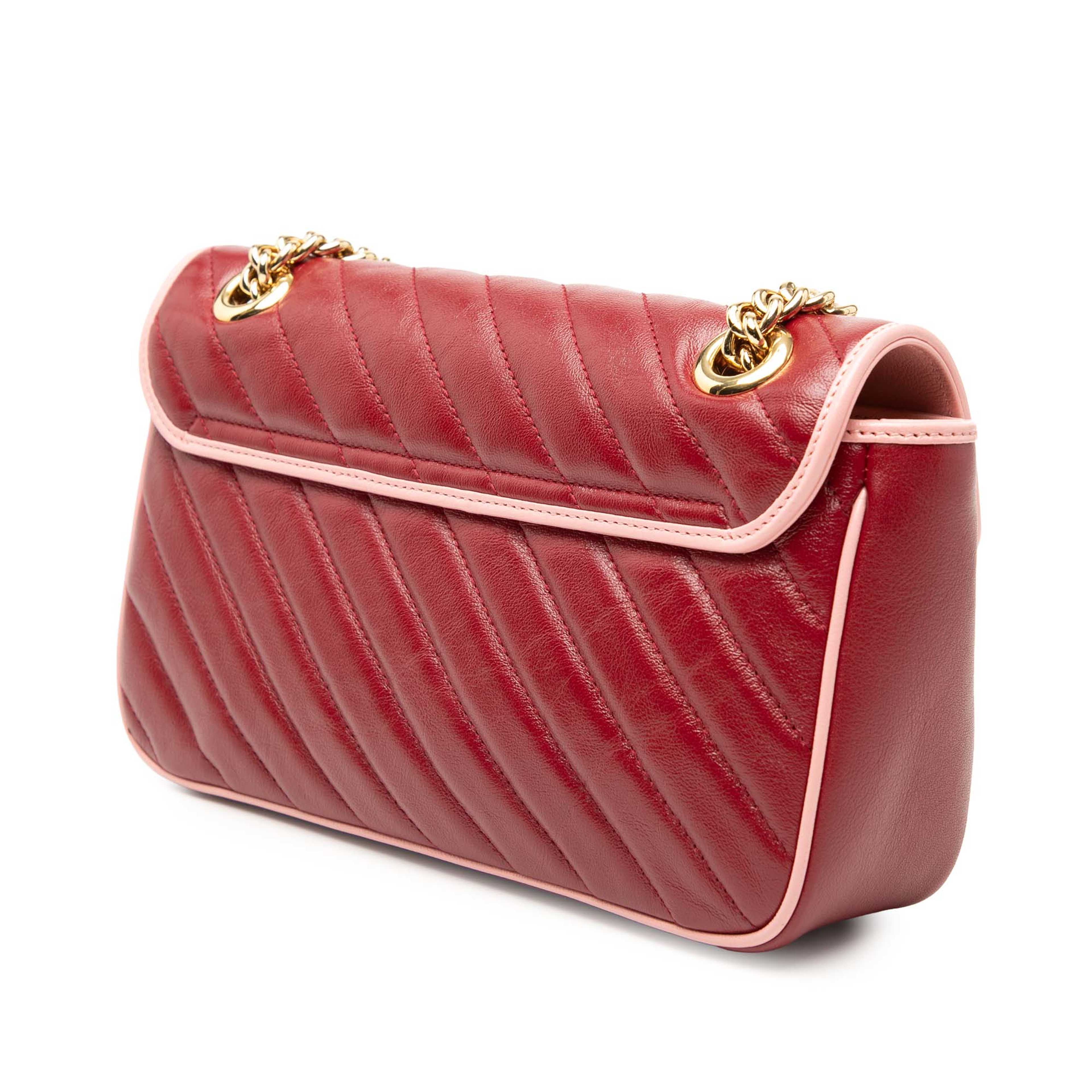 Gucci Medium Gg Marmont Matelasse Diagonal Leather Torchon Shoulder Bag, från Luxclusif, i färgen röd. Klicka för att öppna bilden i stort format