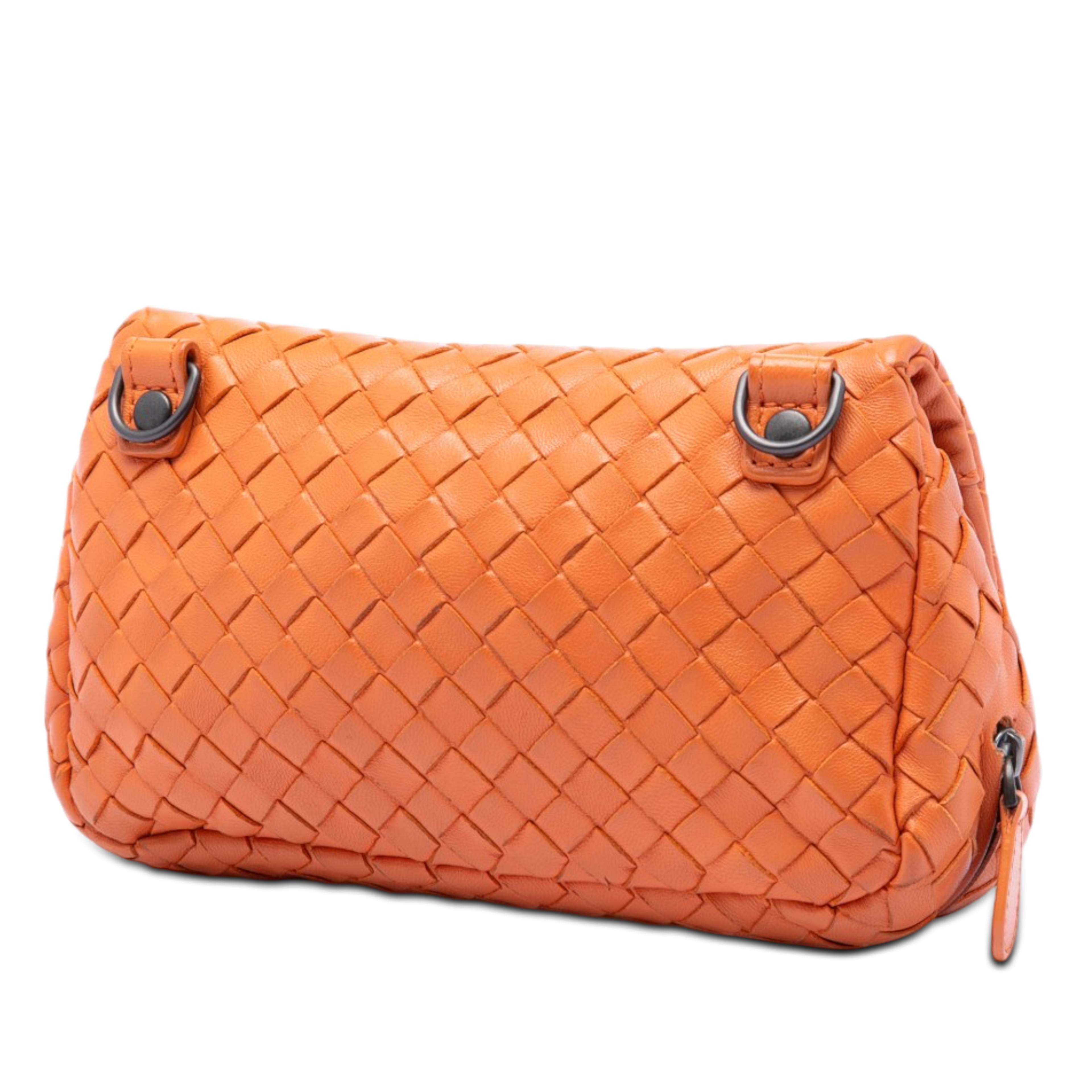 Bottega Veneta Mini Nappa Intrecciato Expandable Chain Flap Crossbody, från Luxclusif, i färgen orange. Klicka för att öppna bilden i stort format