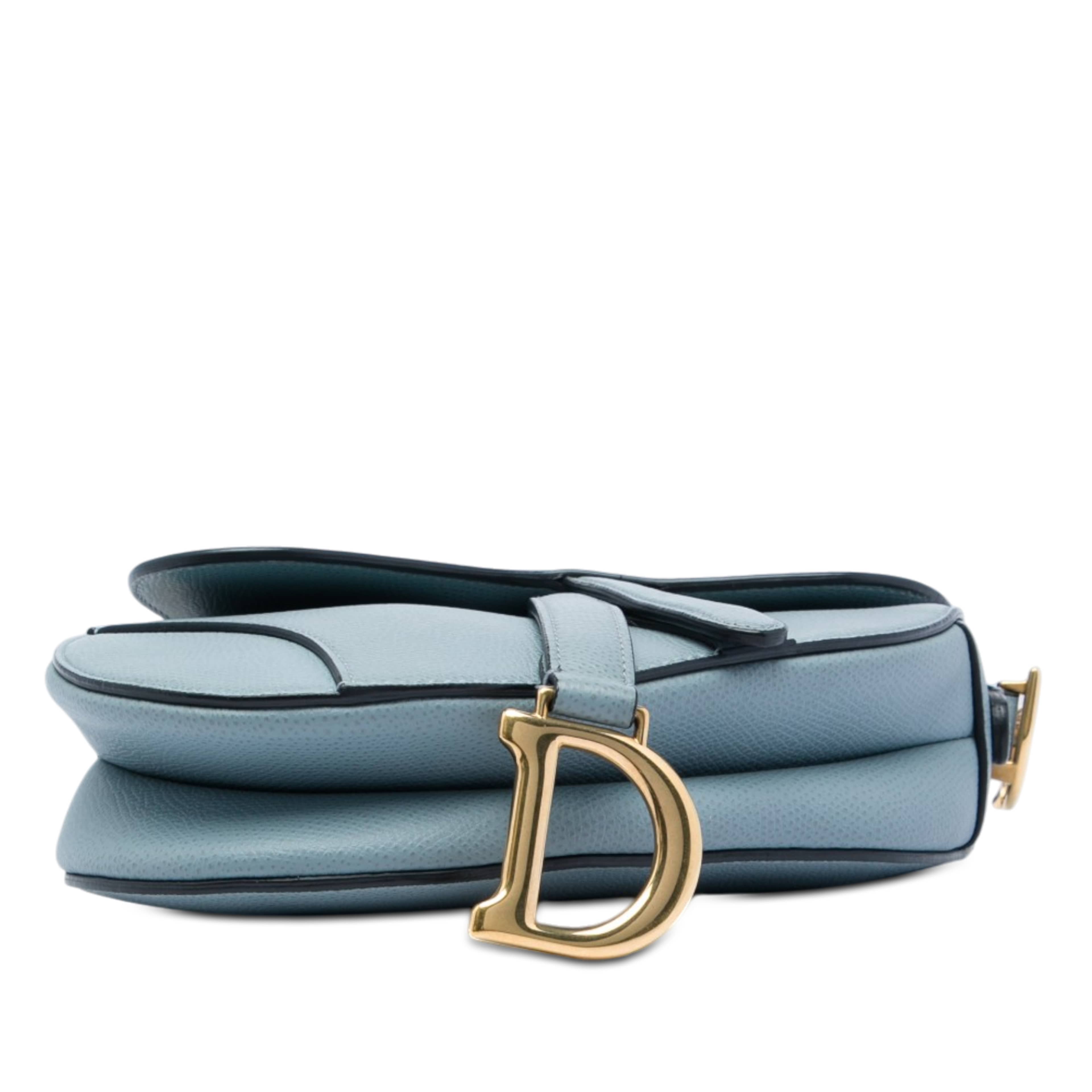 Dior Mini Grained Calfskin Saddle Bag, från Luxclusif, i färgen blå. Klicka för att öppna bilden i stort format