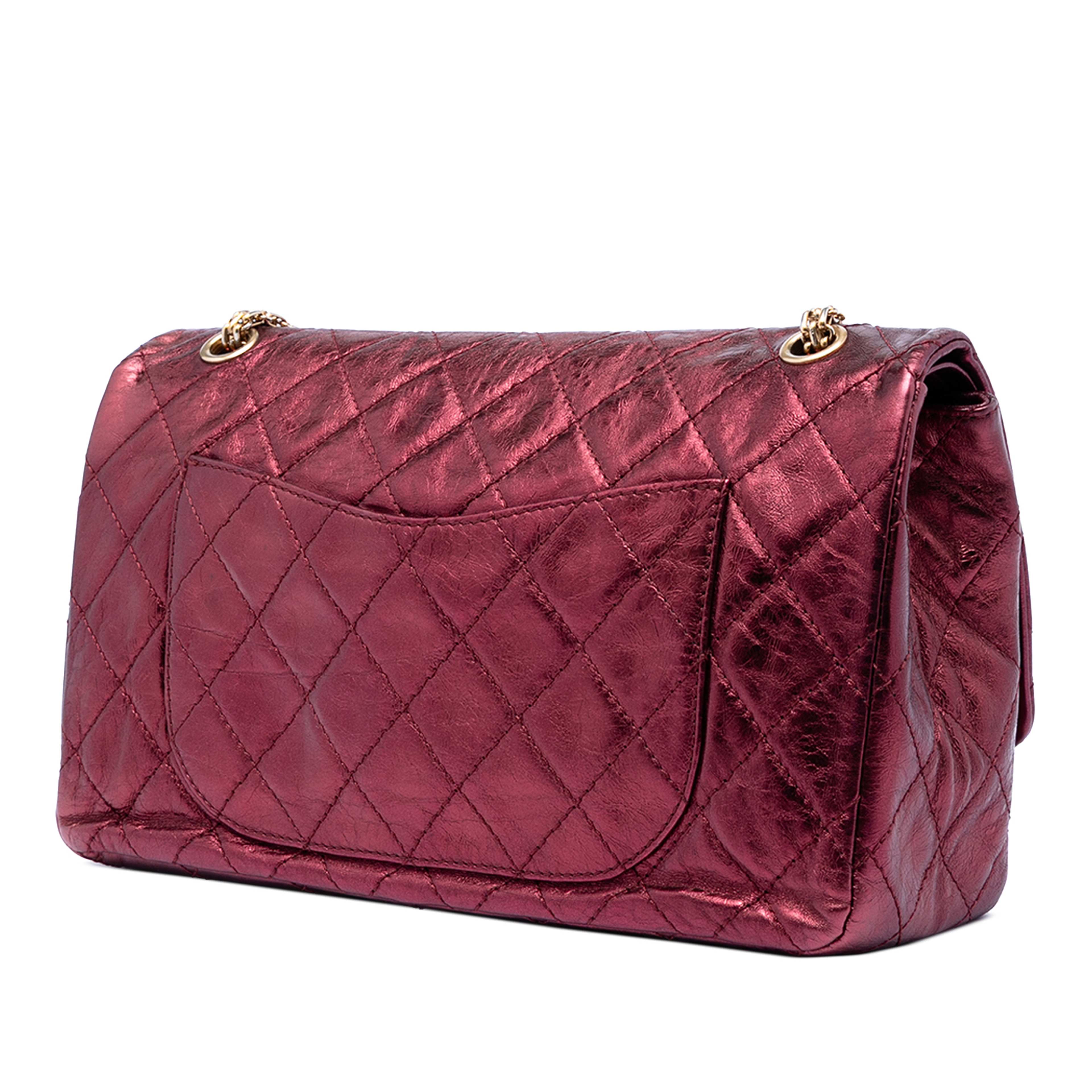 Chanel Quilted Metallic Lambskin Reissue 2.55 Double Flap 227, från Luxclusif, i färgen röd. Klicka för att öppna bilden i stort format