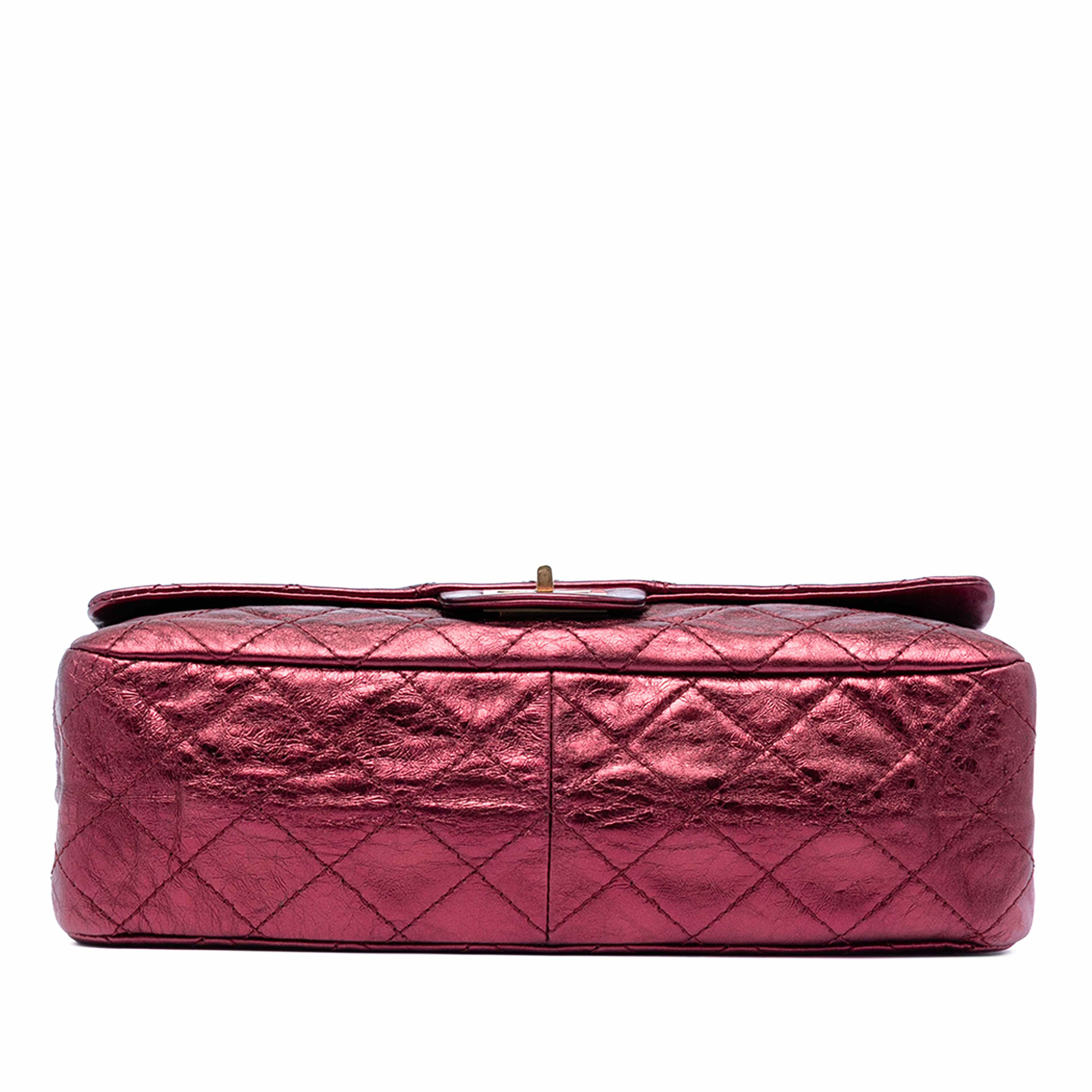Chanel Quilted Metallic Lambskin Reissue 2.55 Double Flap 227, från Luxclusif, i färgen röd. Klicka för att öppna bilden i stort format