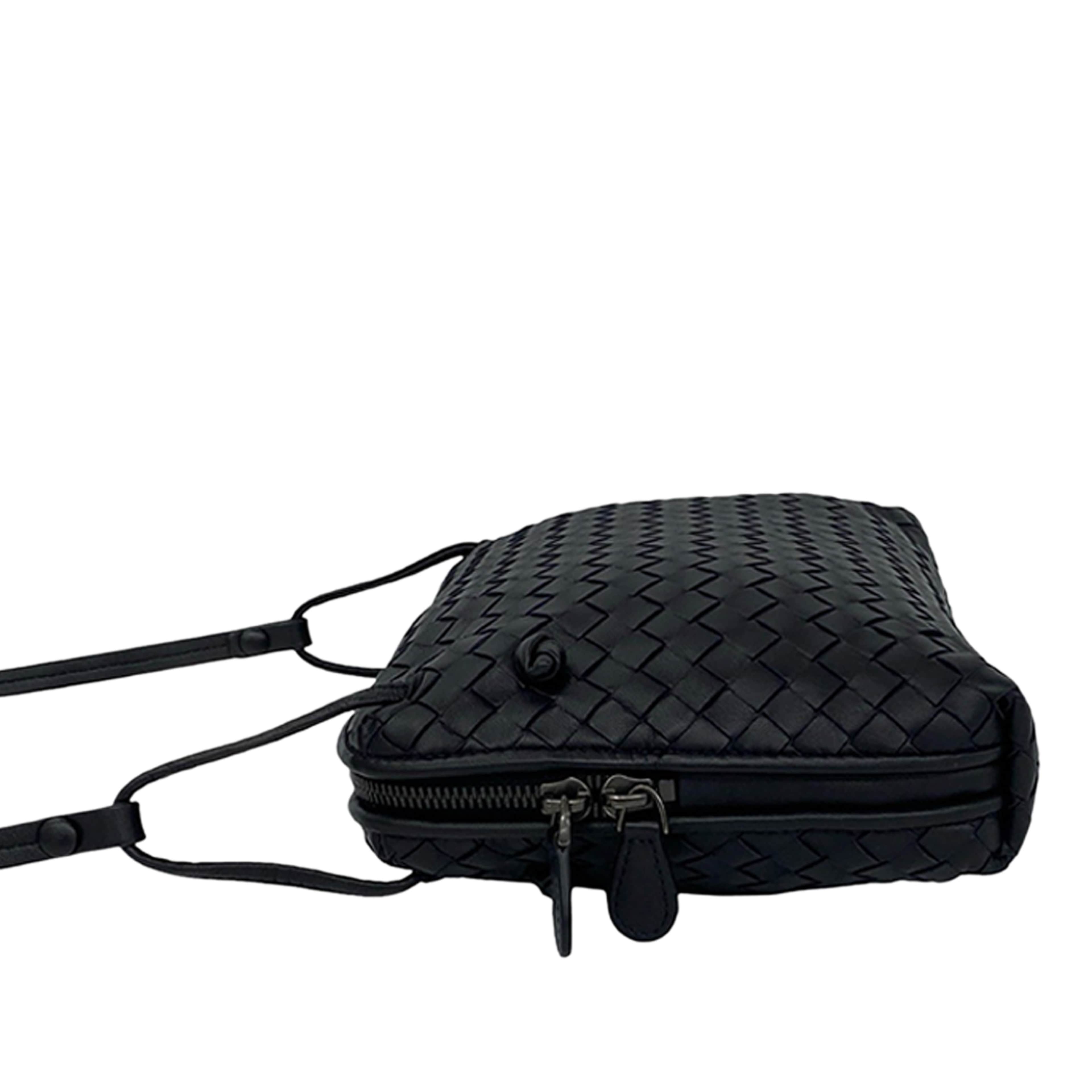 Bottega Veneta Nappa Intrecciato Nodini Crossbody, från Luxclusif, i färgen navy. Klicka för att öppna bilden i stort format