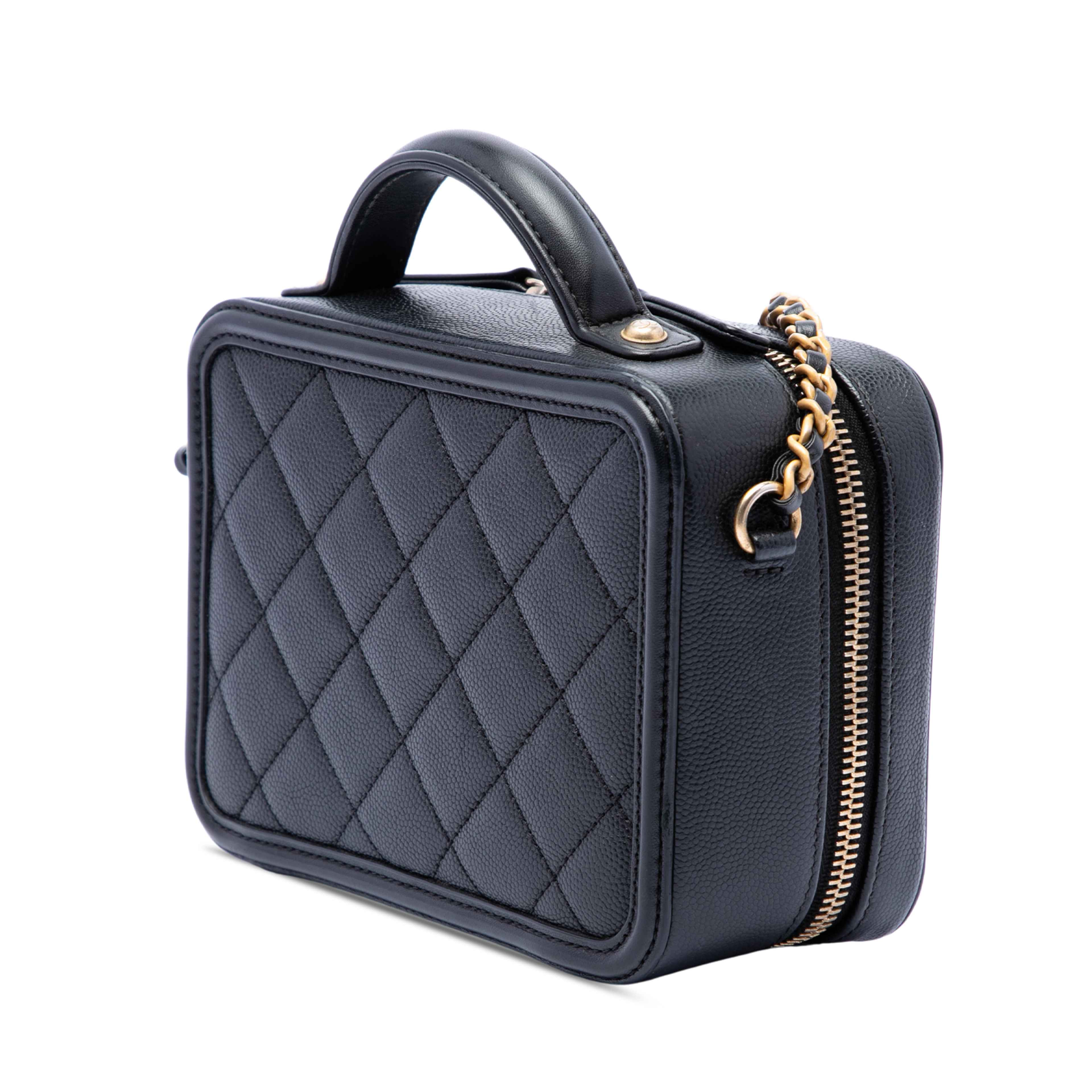 Chanel Small Caviar Cc Filigree Vanity Case, från Luxclusif, i färgen svart. Klicka för att öppna bilden i stort format