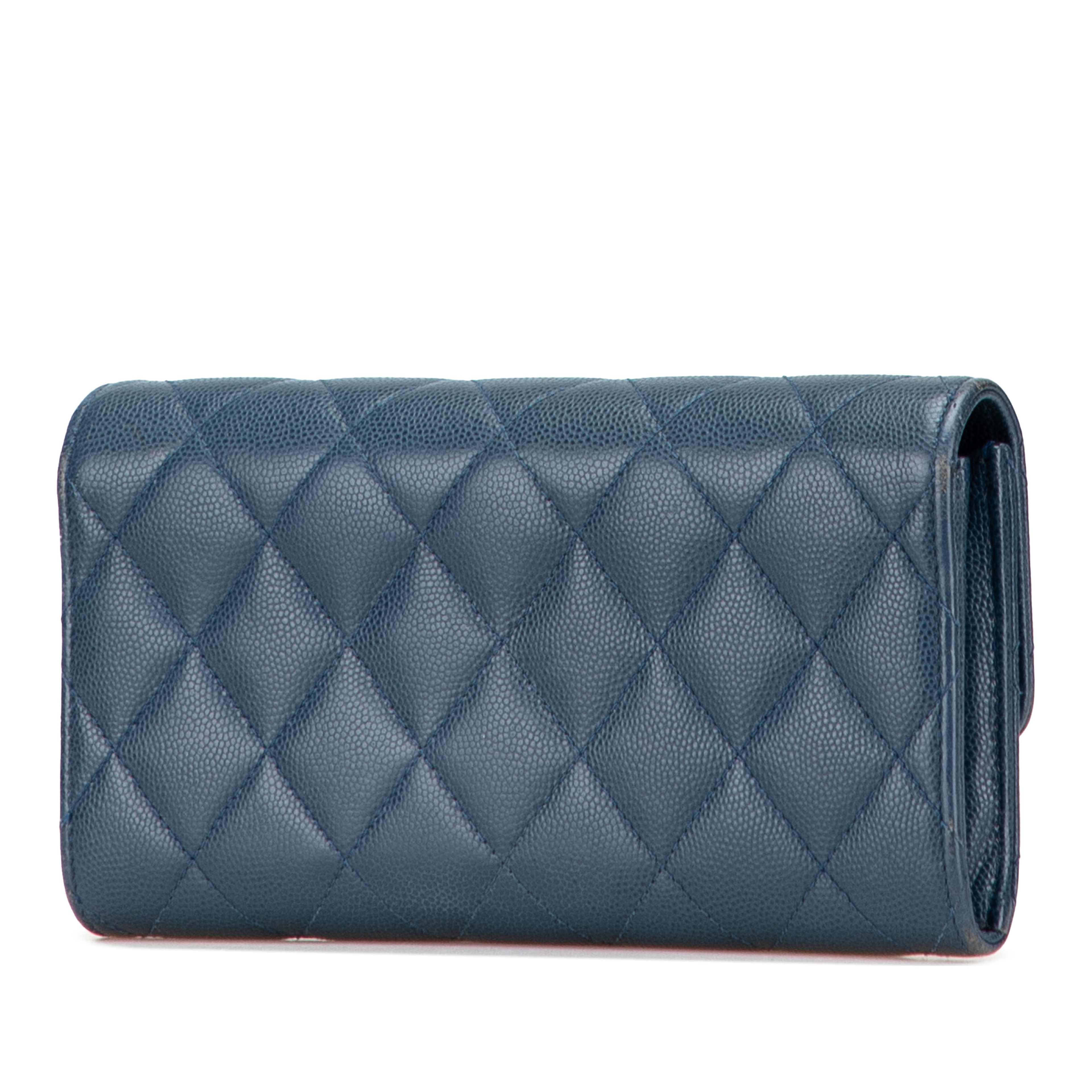 Chanel Cc Quilted Caviar Classic Flap Wallet, från Luxclusif, i färgen blue. Klicka för att öppna bilden i stort format