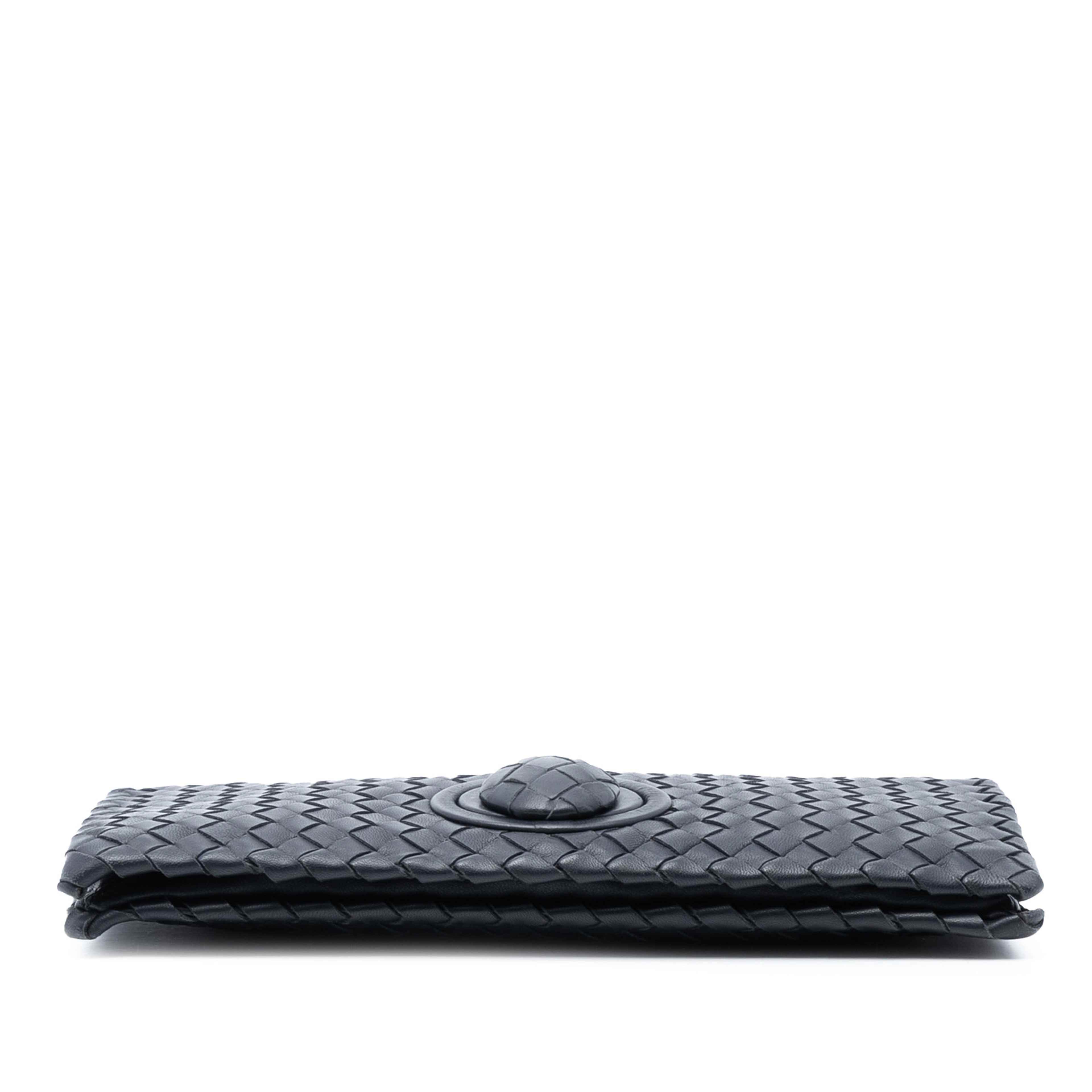 Bottega Veneta Nappa Intrecciato Turn Lock Clutch, från Luxclusif, i färgen charcoal. Klicka för att öppna bilden i stort format