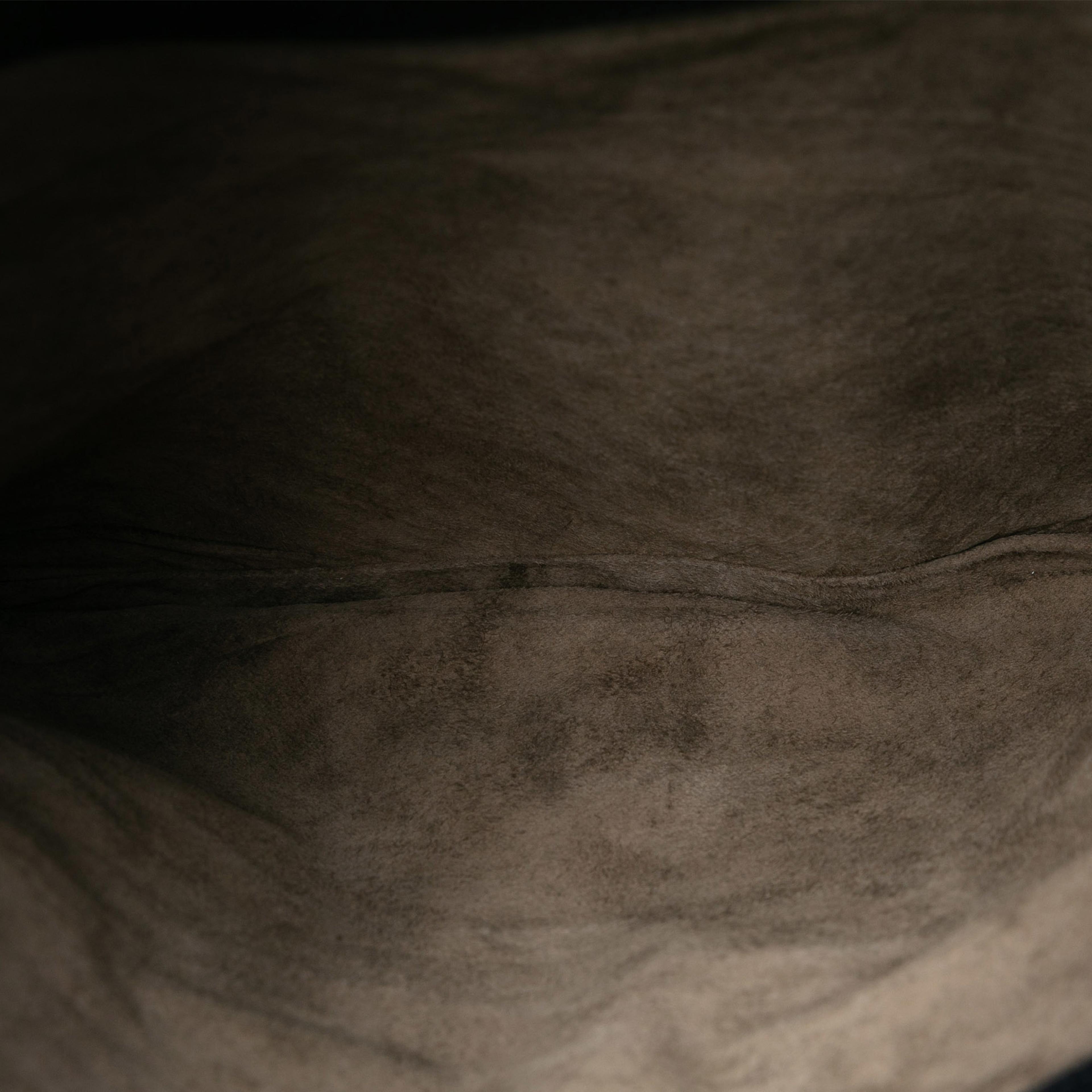 Bottega Veneta Nappa Intrecciato Turn Lock Clutch, från Luxclusif, i färgen charcoal. Klicka för att öppna bilden i stort format