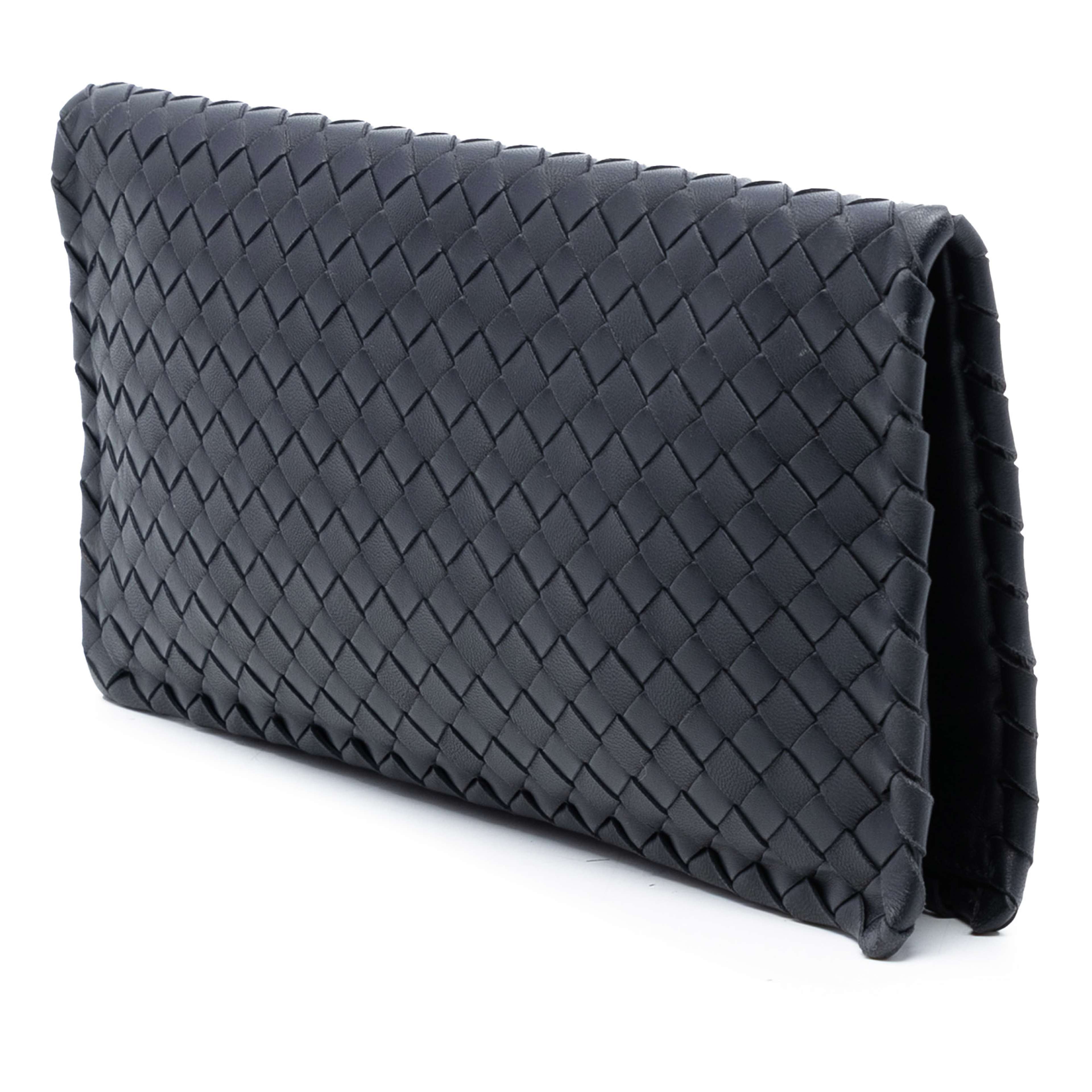 Bottega Veneta Nappa Intrecciato Turn Lock Clutch, från Luxclusif, i färgen charcoal. Klicka för att öppna bilden i stort format