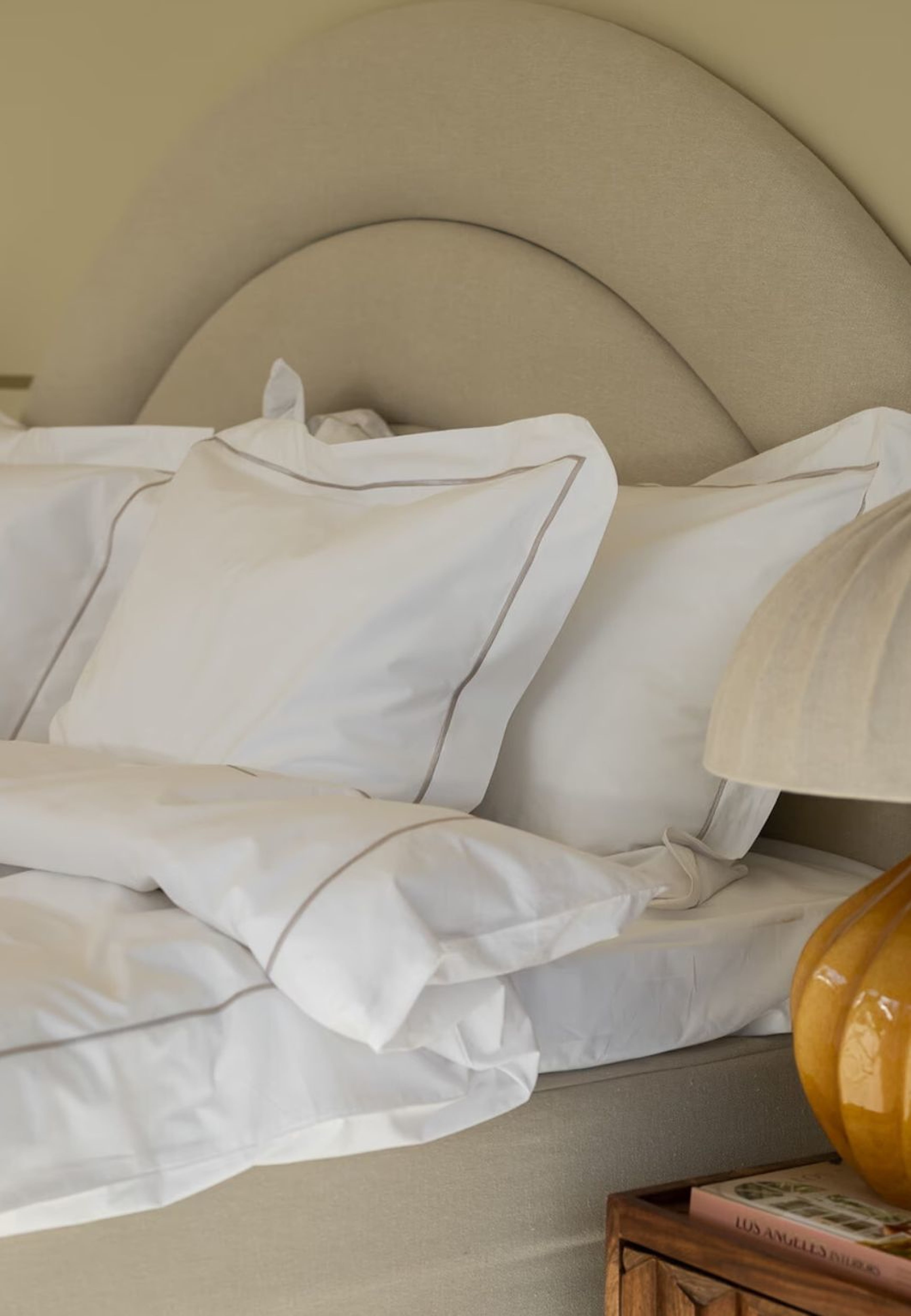 Ralph - Bäddset 230x220, från Home of ESS, i färgen white/champagne. Klicka för att öppna bilden i stort format