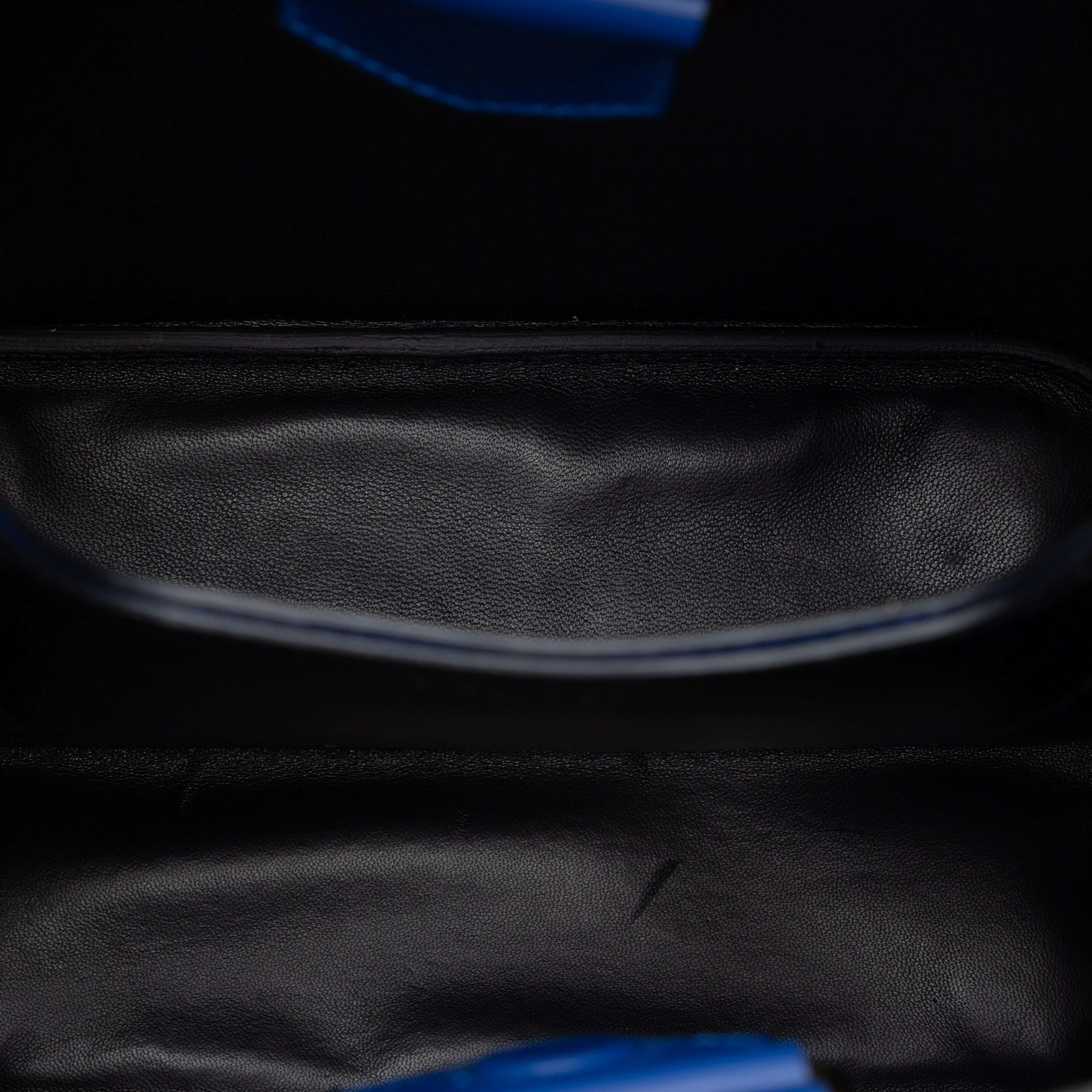 Prada Medium Saffiano Cuir Panier Satchel, från Luxclusif, i färgen blue. Klicka för att öppna bilden i stort format