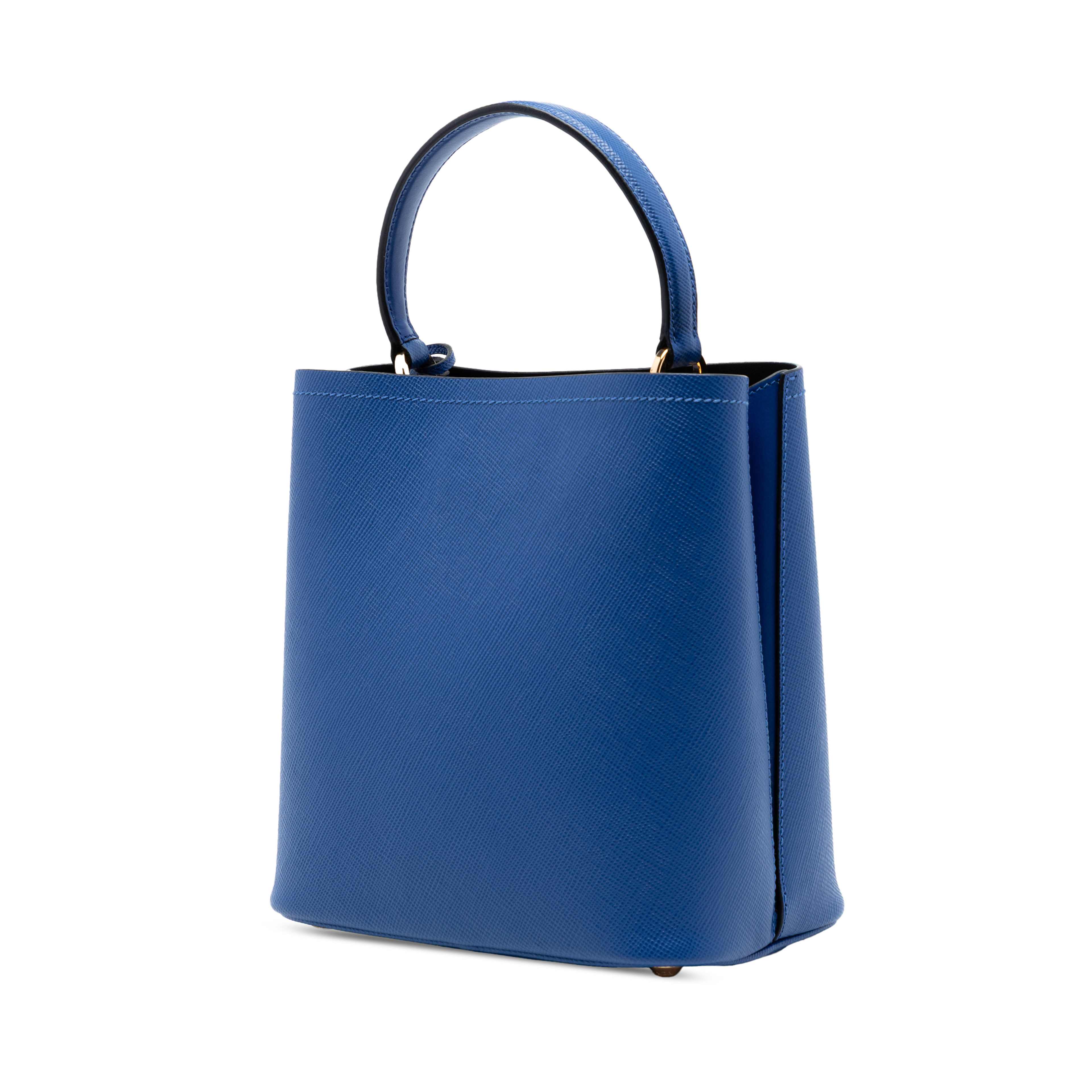 Prada Medium Saffiano Cuir Panier Satchel, från Luxclusif, i färgen blue. Klicka för att öppna bilden i stort format