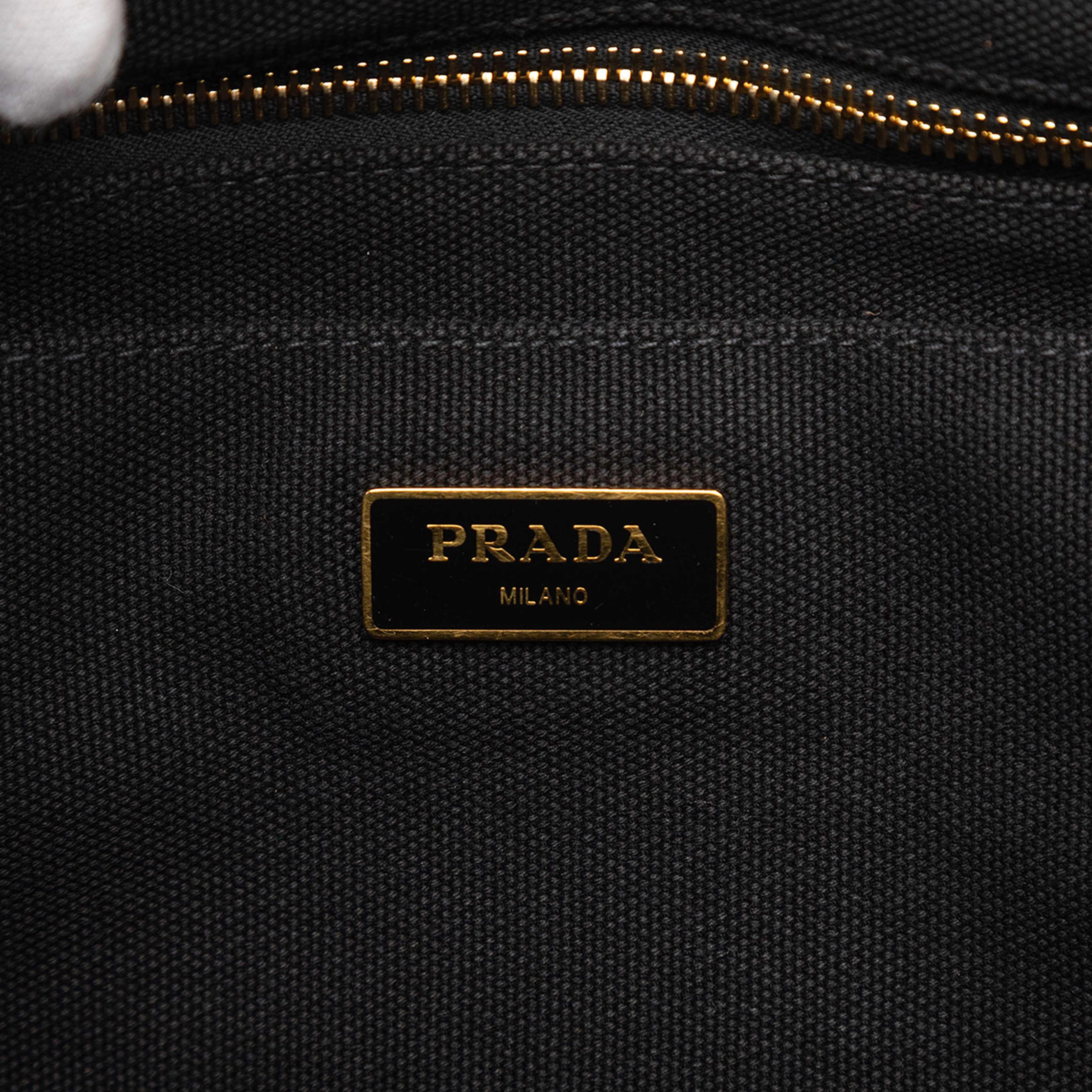 Prada Canvas Canapa Logo Tote, från Luxclusif, i färgen svart. Klicka för att öppna bilden i stort format