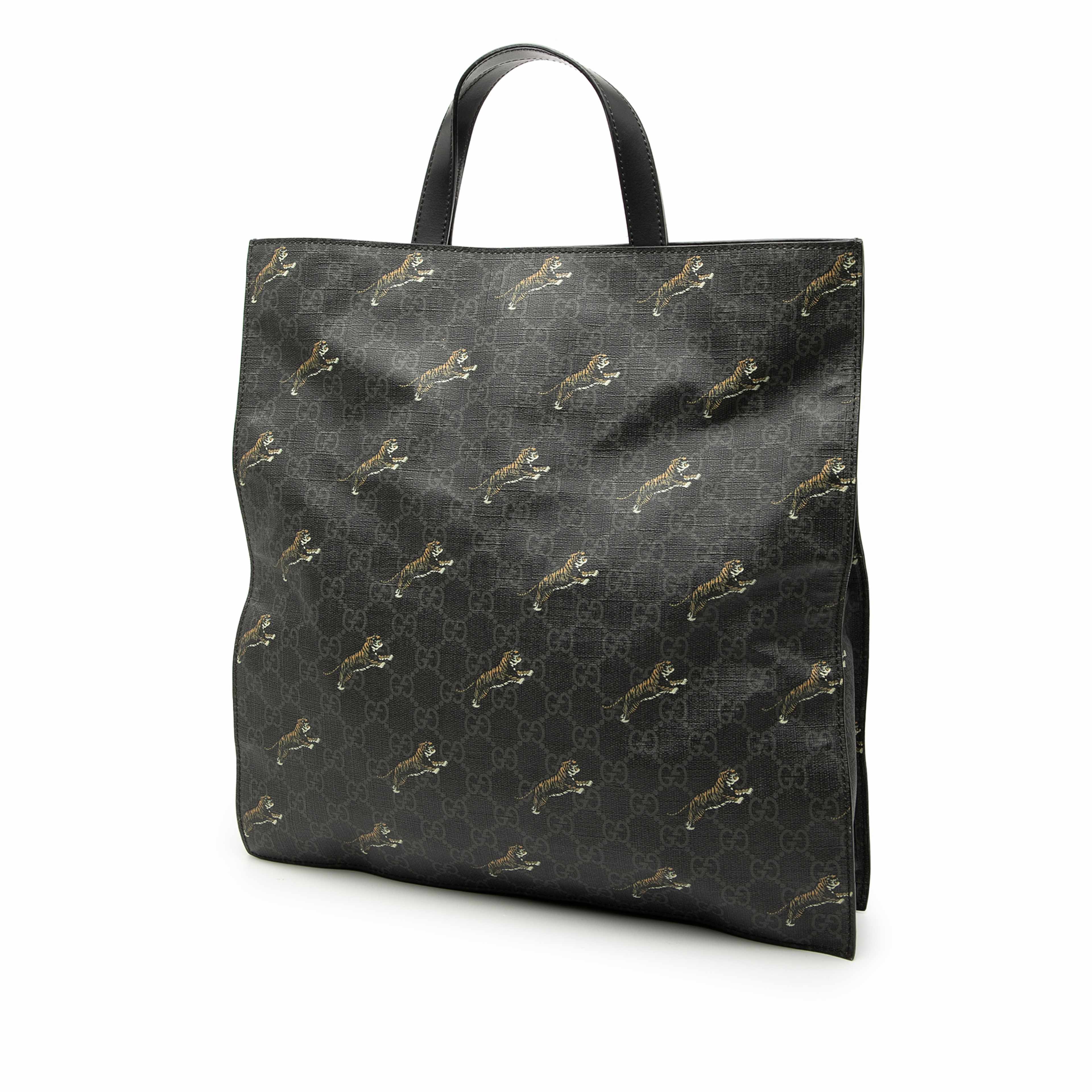 Gucci Gg Supreme Tiger Convertible Soft Tote, från Luxclusif, i färgen black. Klicka för att öppna bilden i stort format