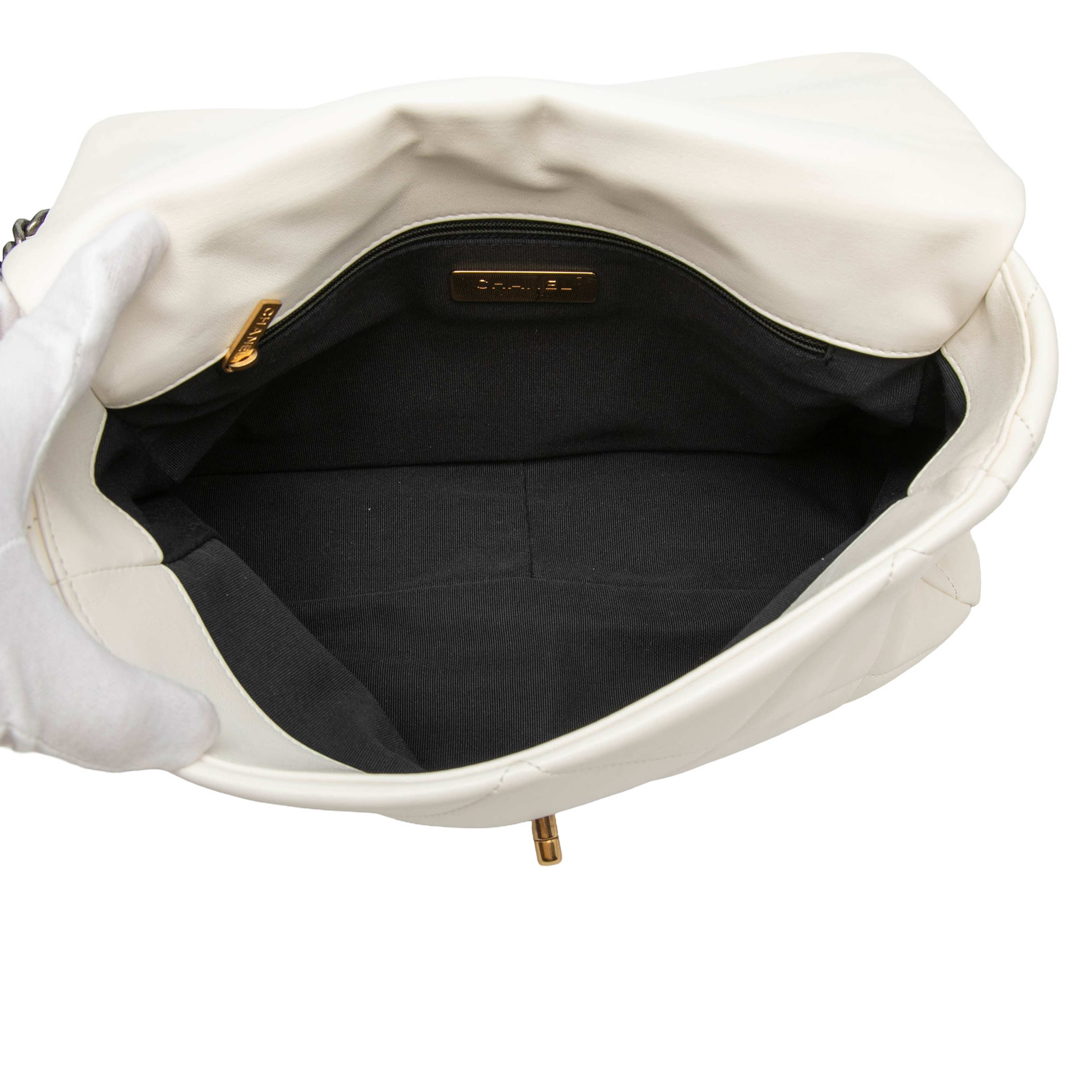 Chanel Large Lambskin 19 Flap, från Luxclusif, i färgen white. Klicka för att öppna bilden i stort format