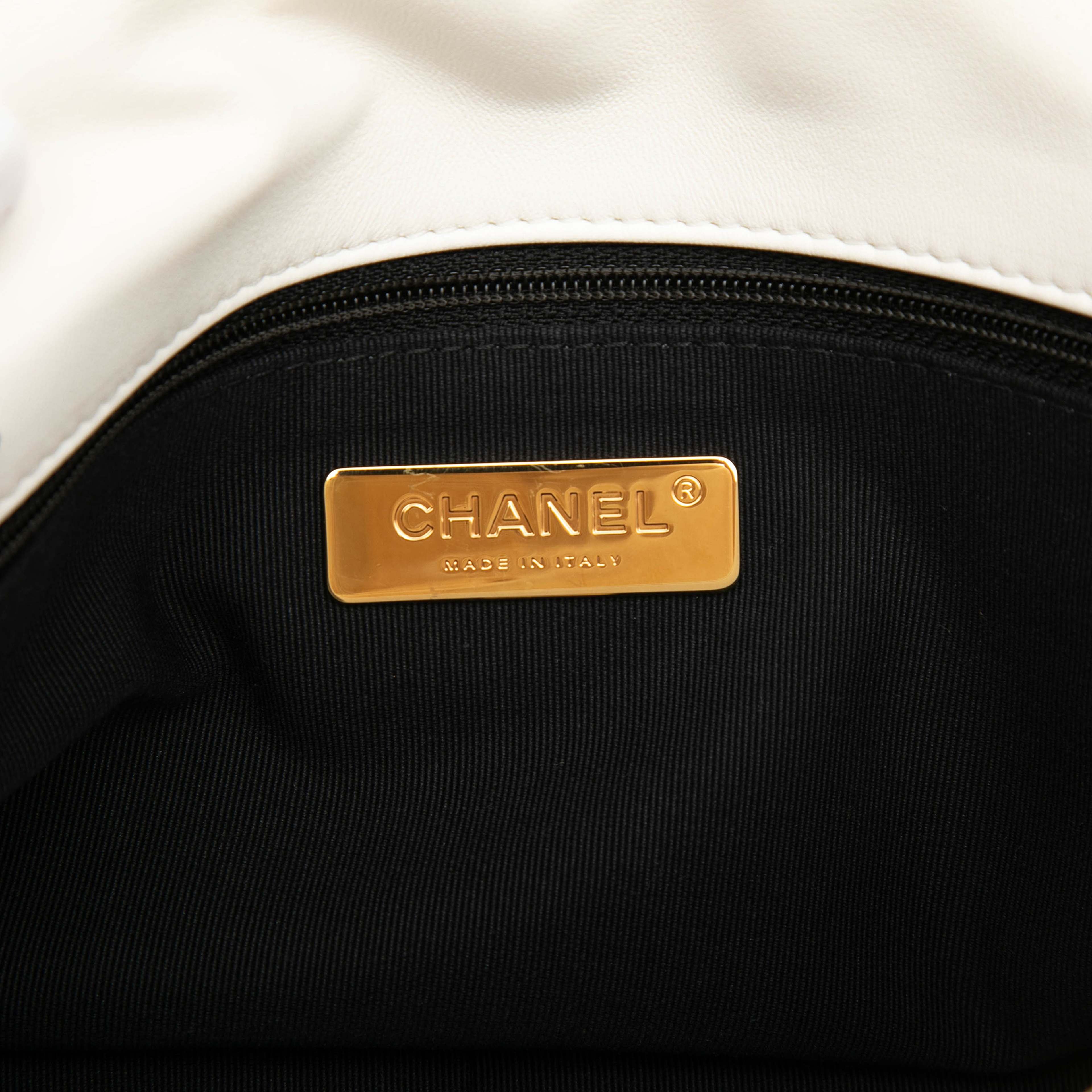 Chanel Large Lambskin 19 Flap, från Luxclusif, i färgen white. Klicka för att öppna bilden i stort format