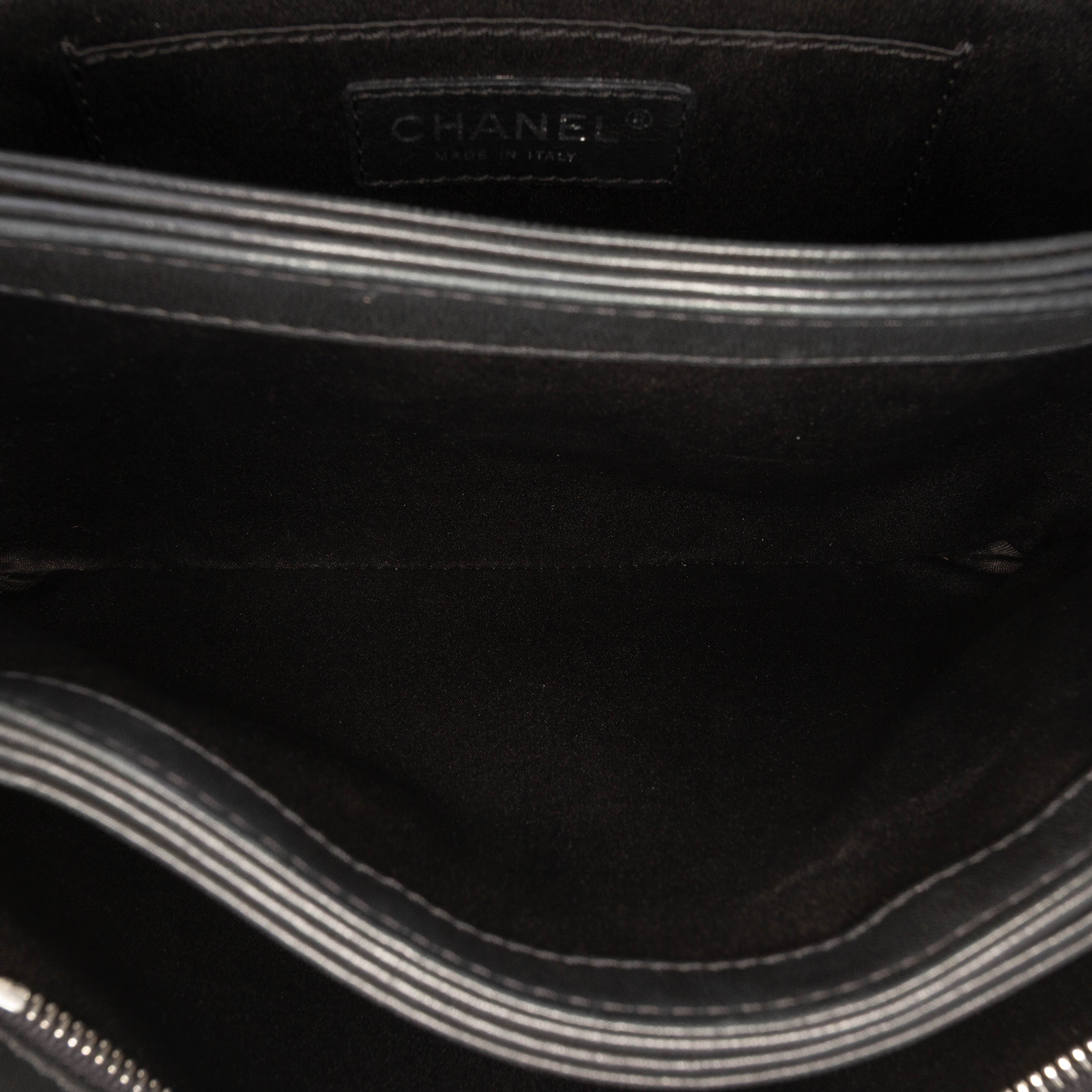 Chanel Medium Quilted Lambskin Clams Pocket Flap, från Luxclusif, i färgen black. Klicka för att öppna bilden i stort format