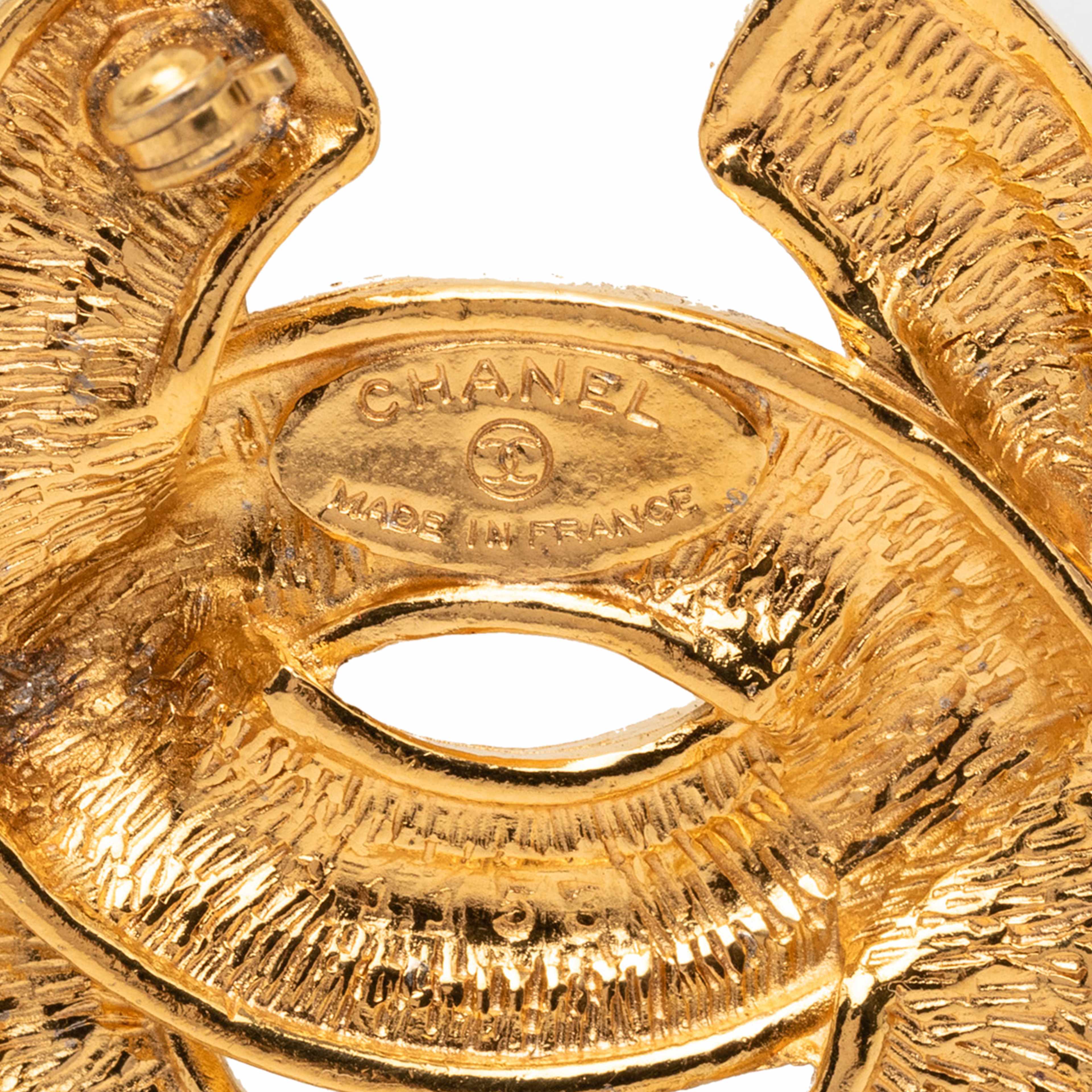 Chanel Cc Quilted Gold Plated Pin Brooch, från Luxclusif, i färgen guld. Klicka för att öppna bilden i stort format