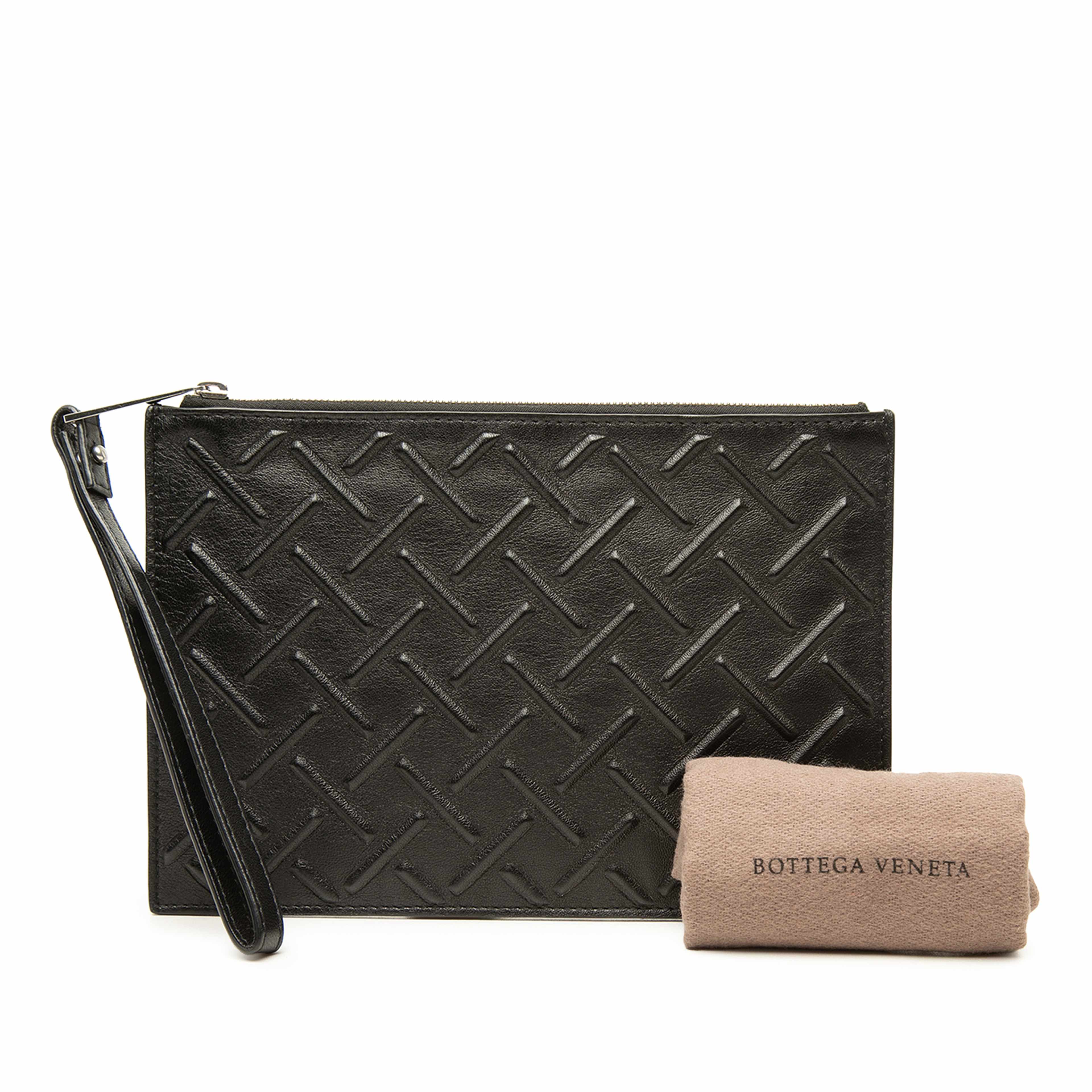 Bottega Veneta Embossed Nappa Zip Pouch, från Luxclusif, i färgen svart. Klicka för att öppna bilden i stort format
