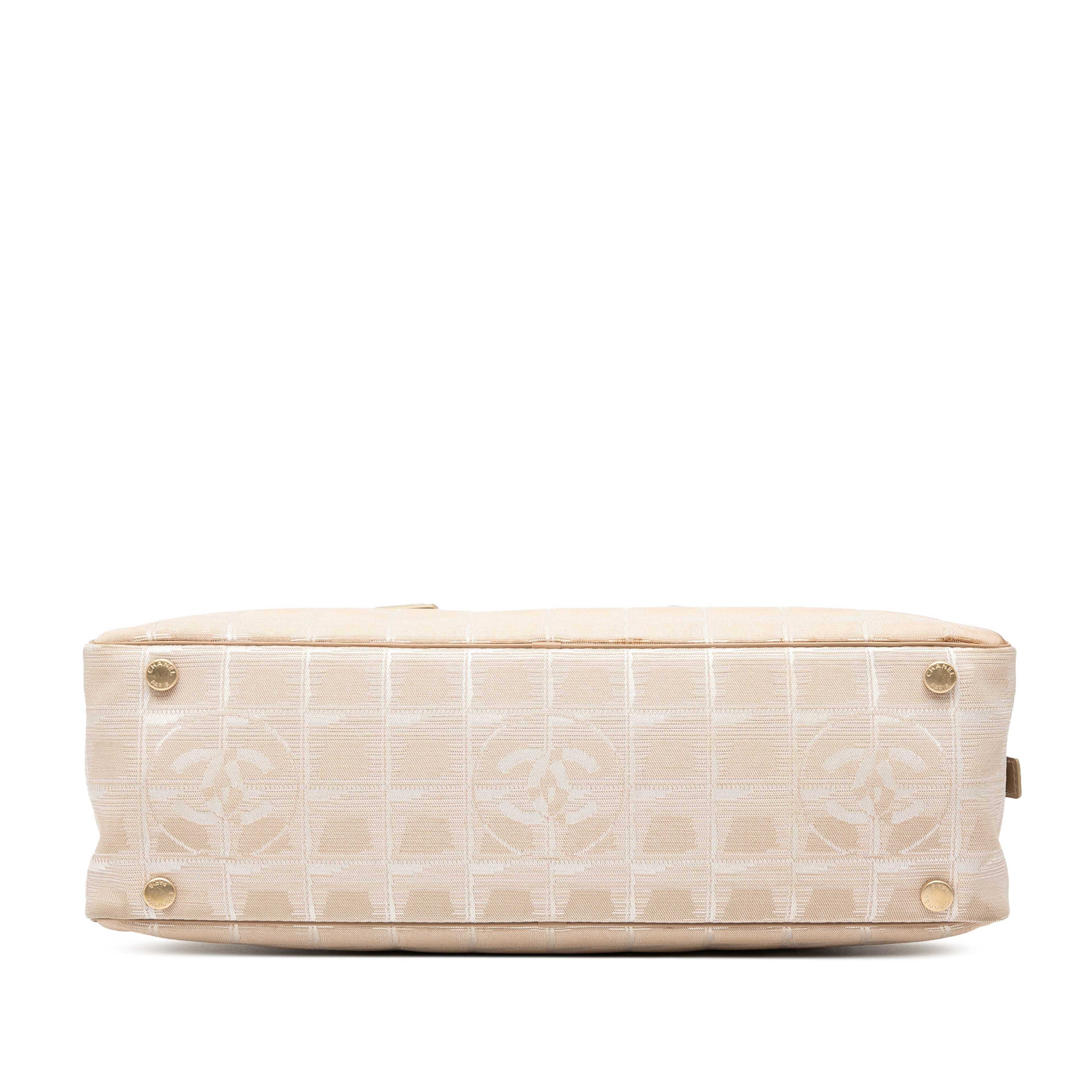 Chanel New Travel Line Nylon Handbag, från Luxclusif, i färgen beige. Klicka för att öppna bilden i stort format