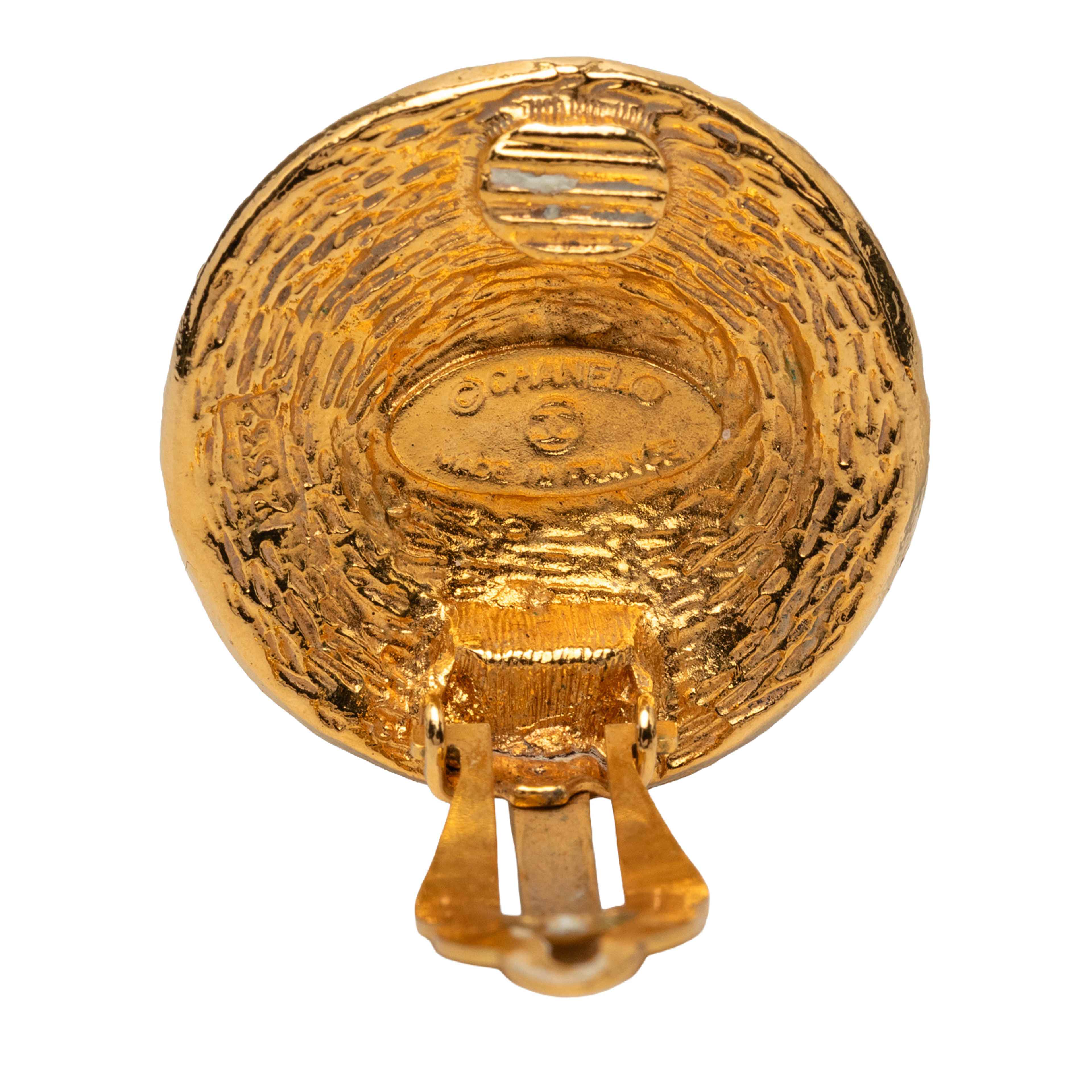 Chanel Cc Gold Plated Round Clip On Earrings, från Luxclusif, i färgen guld. Klicka för att öppna bilden i stort format