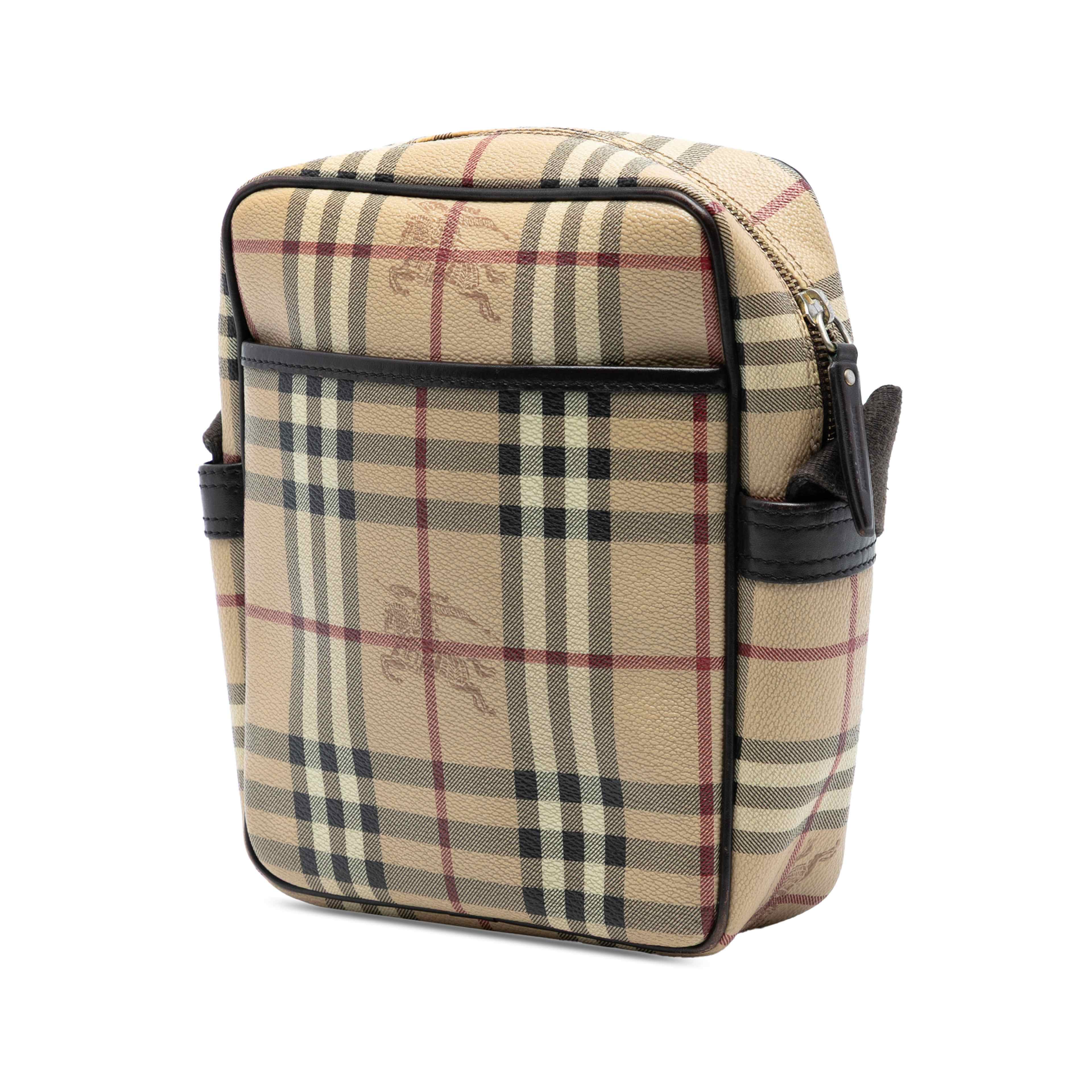 Burberry Haymarket Check Coated Canvas Crossbody, från Luxclusif, i färgen beige. Klicka för att öppna bilden i stort format