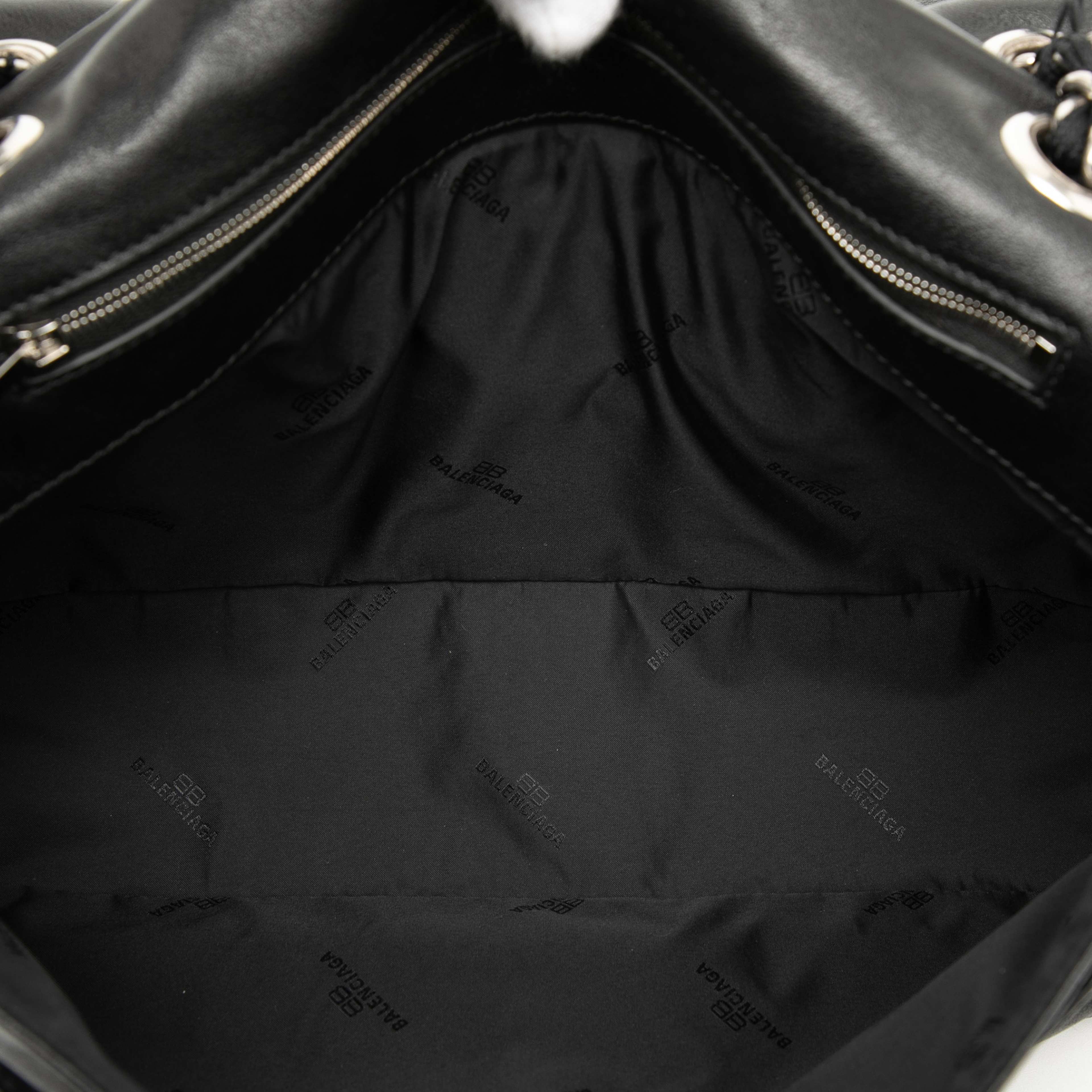 Balenciaga Medium Leather Modu Shoulder Bag, från Luxclusif, i färgen black. Klicka för att öppna bilden i stort format