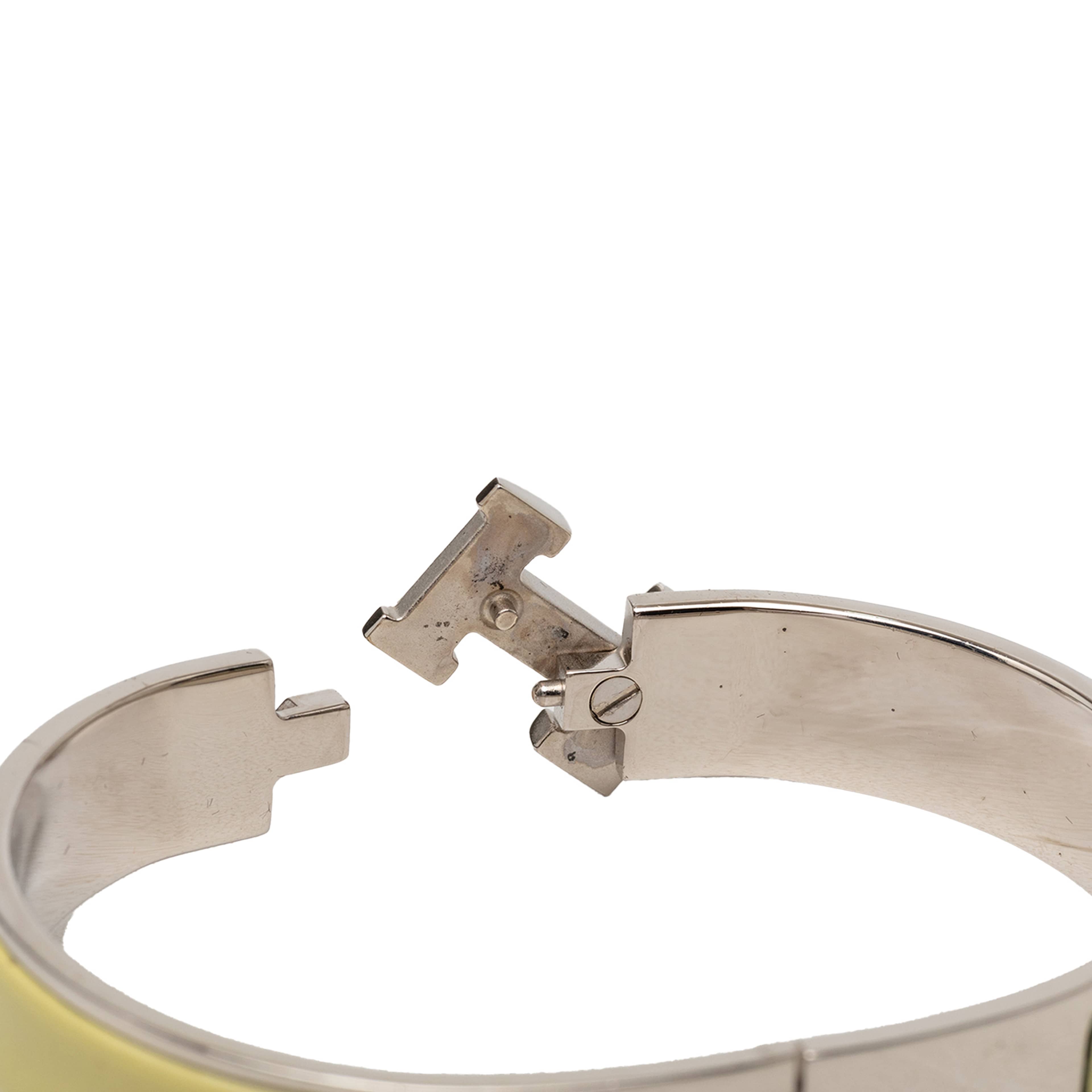Hermès Narrow Enamel Clic H Bracelet Pm, från Luxclusif, i färgen light yellow. Klicka för att öppna bilden i stort format