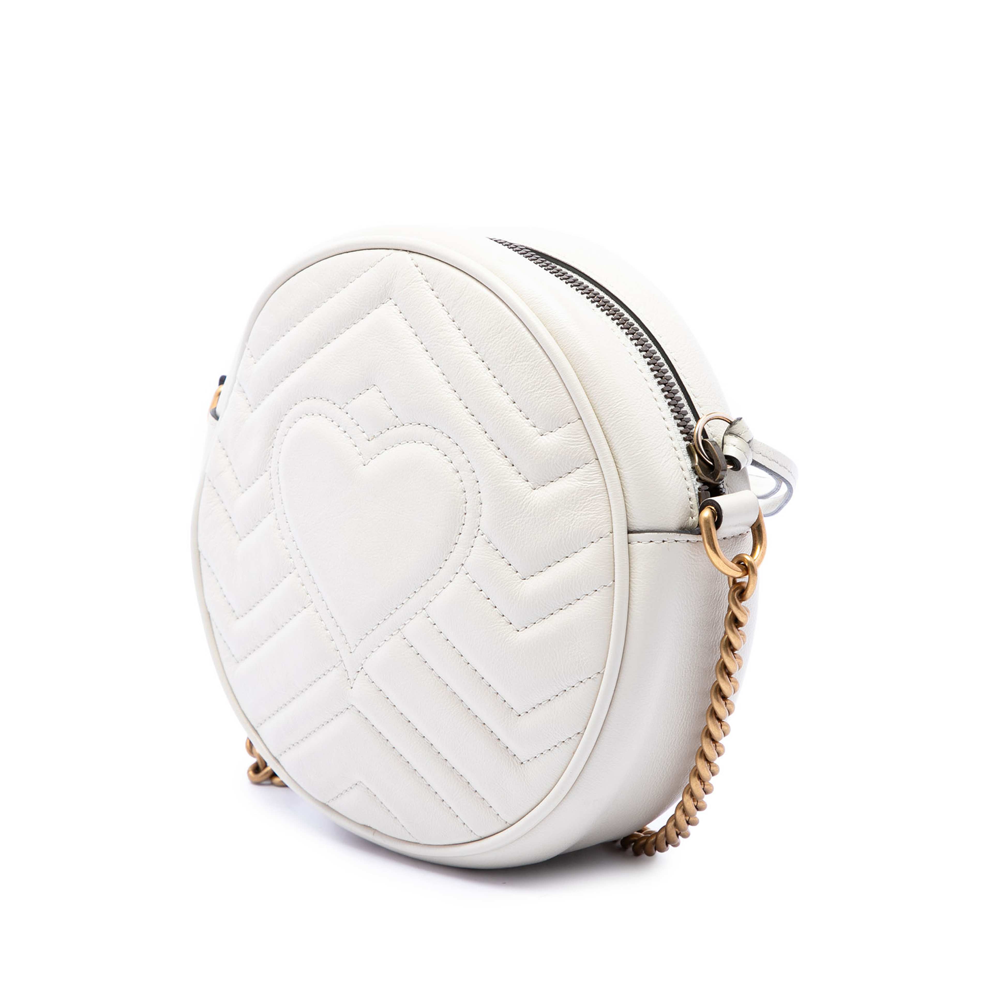Gucci Mini Gg Marmont Matelasse Calfskin Round Crossbody, från Luxclusif, i färgen vit. Klicka för att öppna bilden i stort format