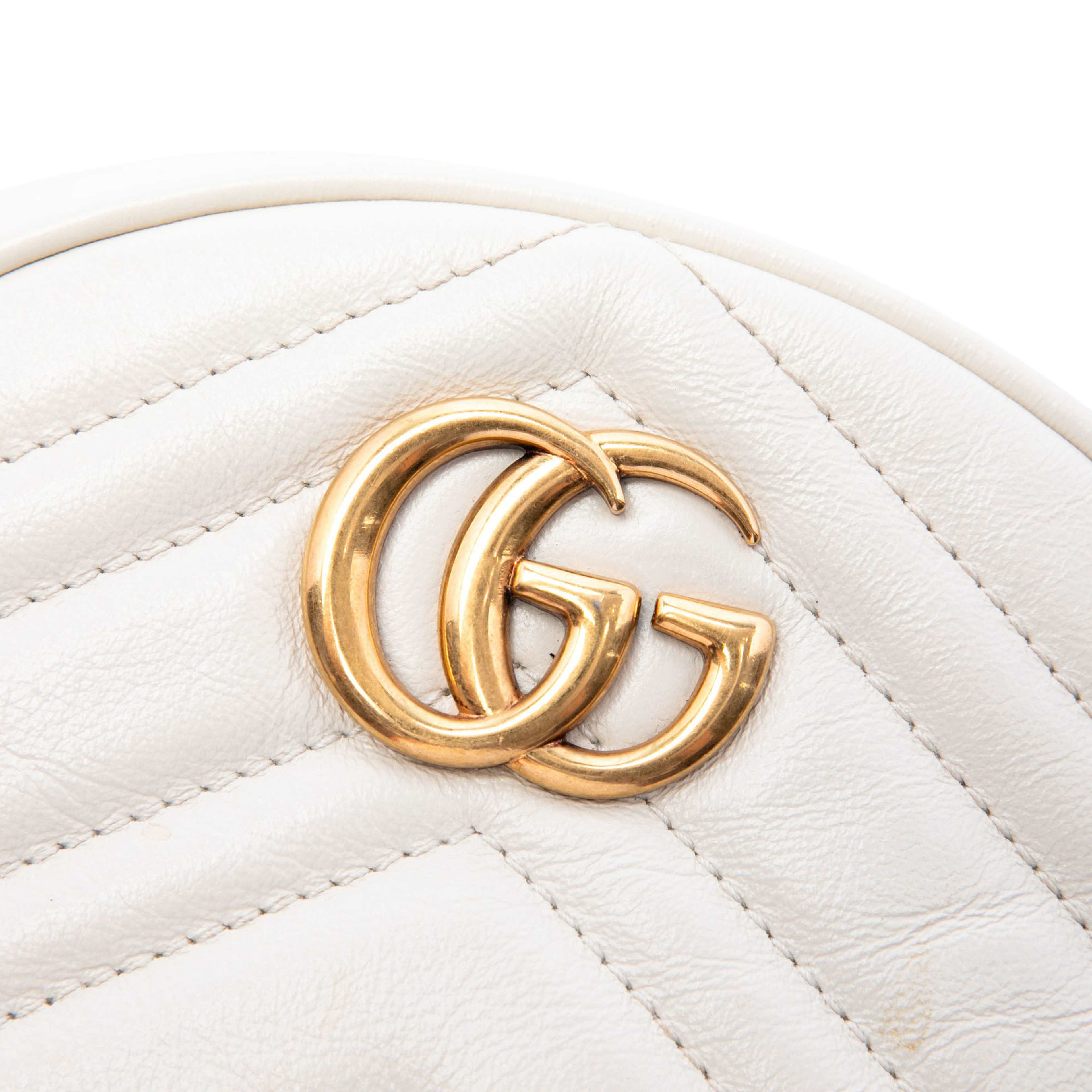 Gucci Mini Gg Marmont Matelasse Calfskin Round Crossbody, från Luxclusif, i färgen vit. Klicka för att öppna bilden i stort format