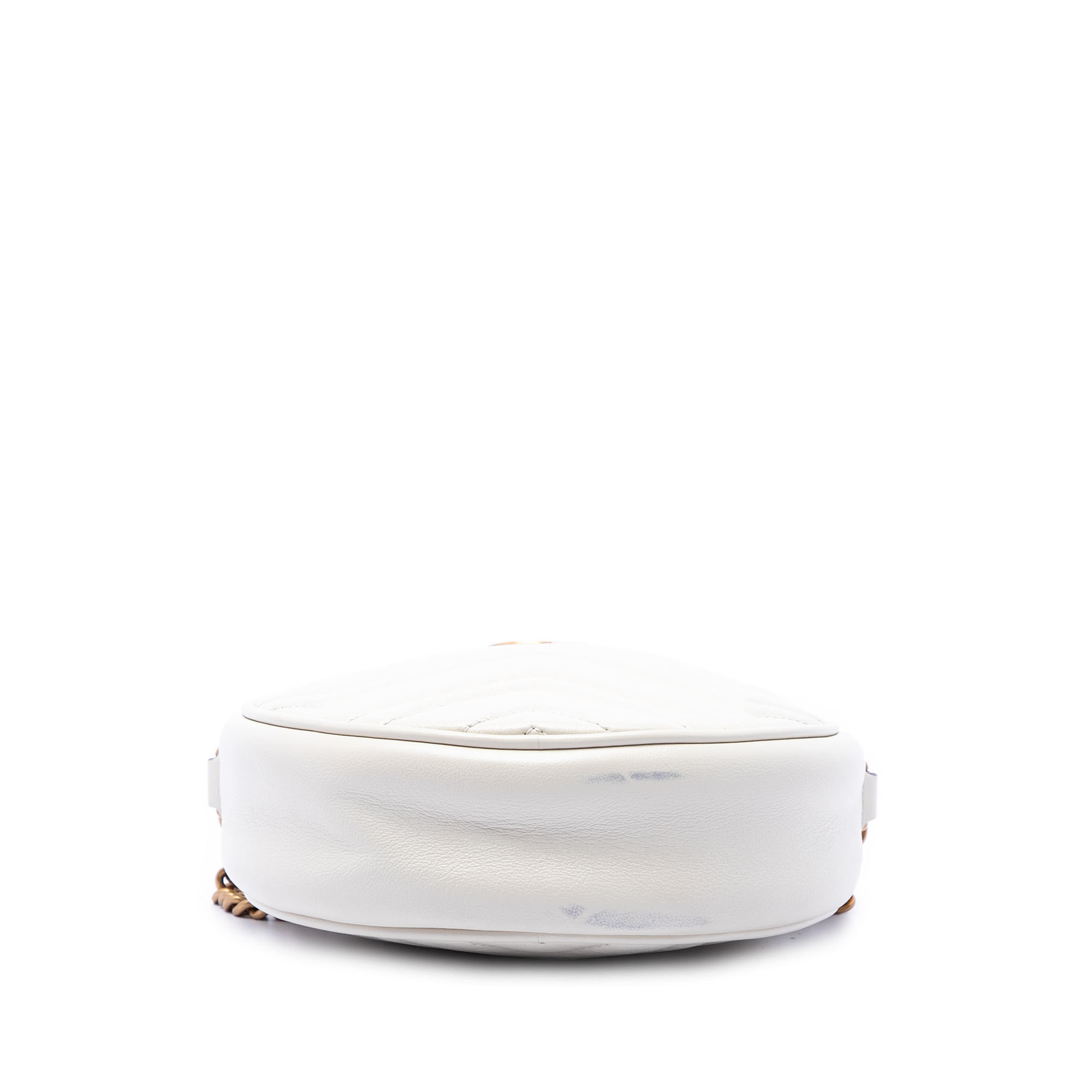 Gucci Mini Gg Marmont Matelasse Calfskin Round Crossbody, från Luxclusif, i färgen vit. Klicka för att öppna bilden i stort format