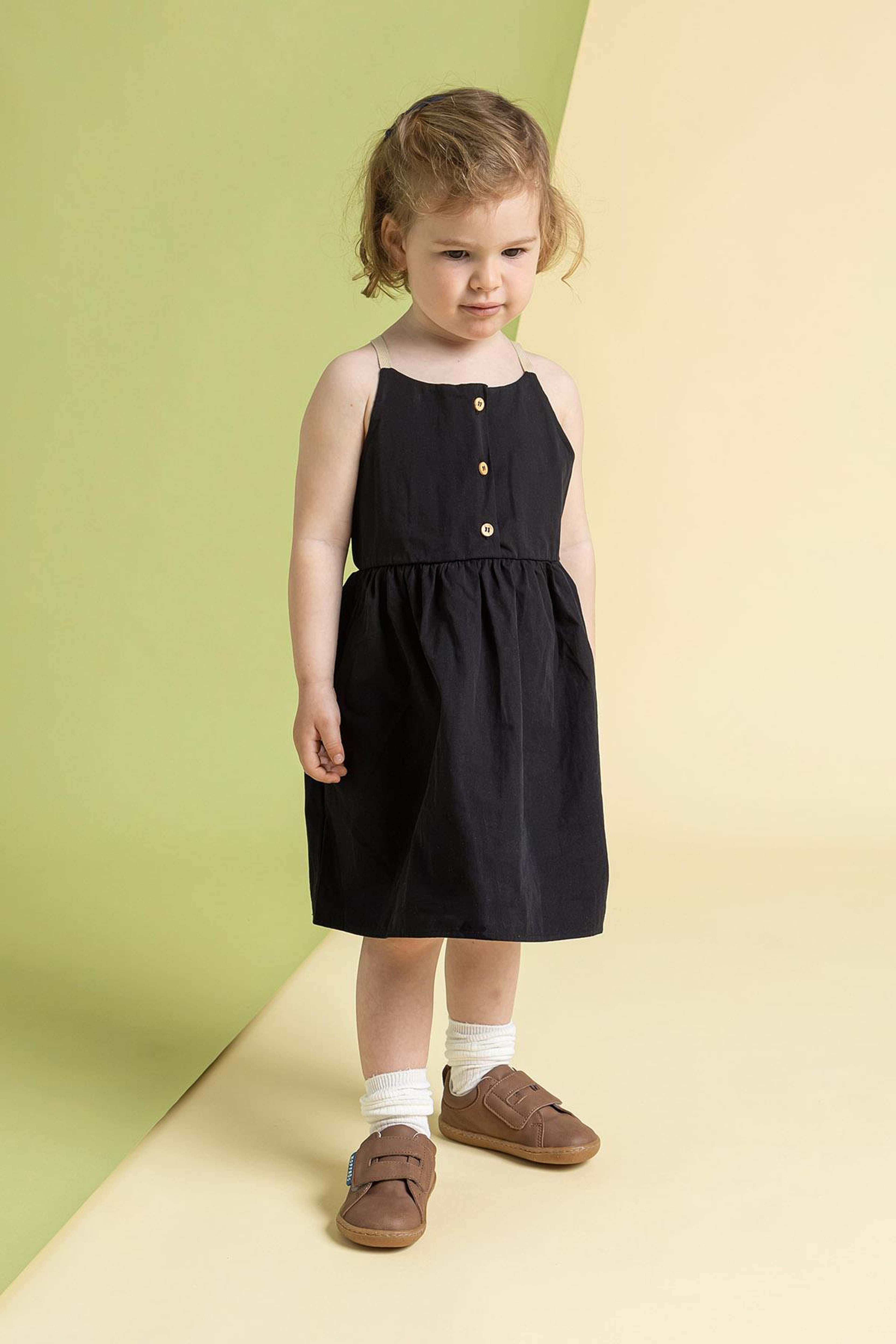 Hopfrög Smart Walker Casual Barefoot, från Minimoca, i färgen brown oak. Klicka för att öppna bilden i stort format