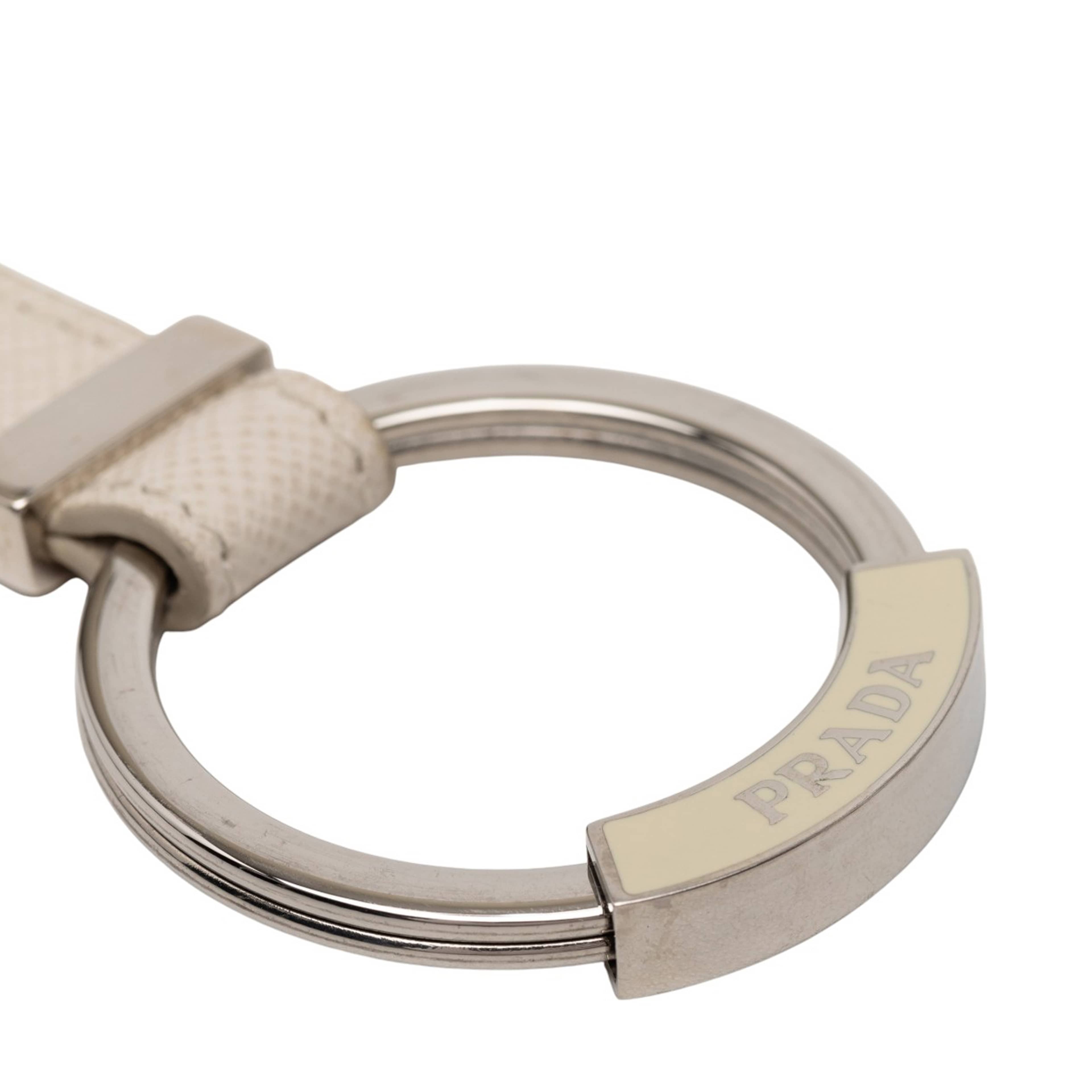 Prada Saffiano Logo Key Holder, från Luxclusif, i färgen light gray. Klicka för att öppna bilden i stort format